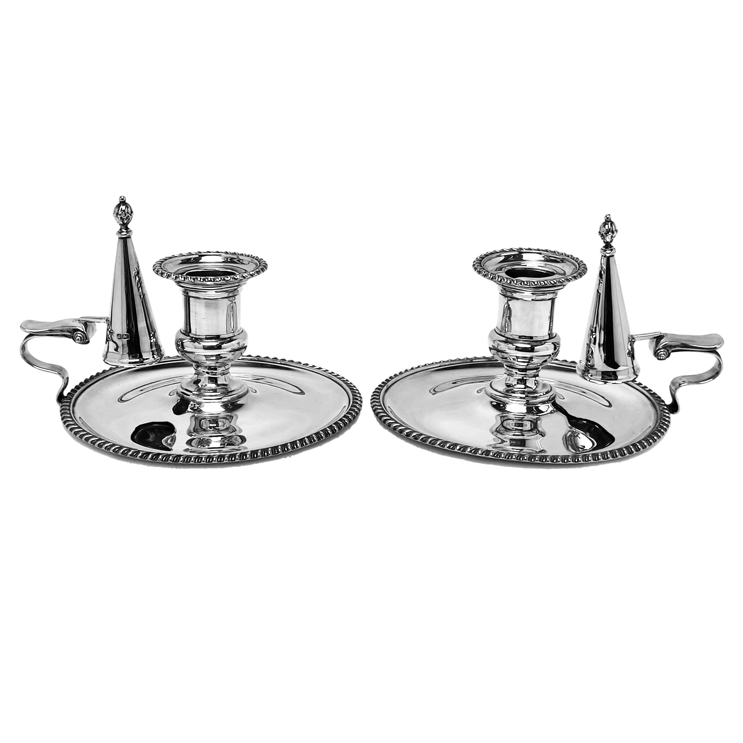 Une belle paire de baguettes de chambre classiques en argent massif ancien avec des appliques amovibles et des éteignoirs amovibles. Chaque bougeoir est doté d'un rebord à motif de godrons sur la base et l'applique.

Fabriqué en 1903 à Sheffield, en
