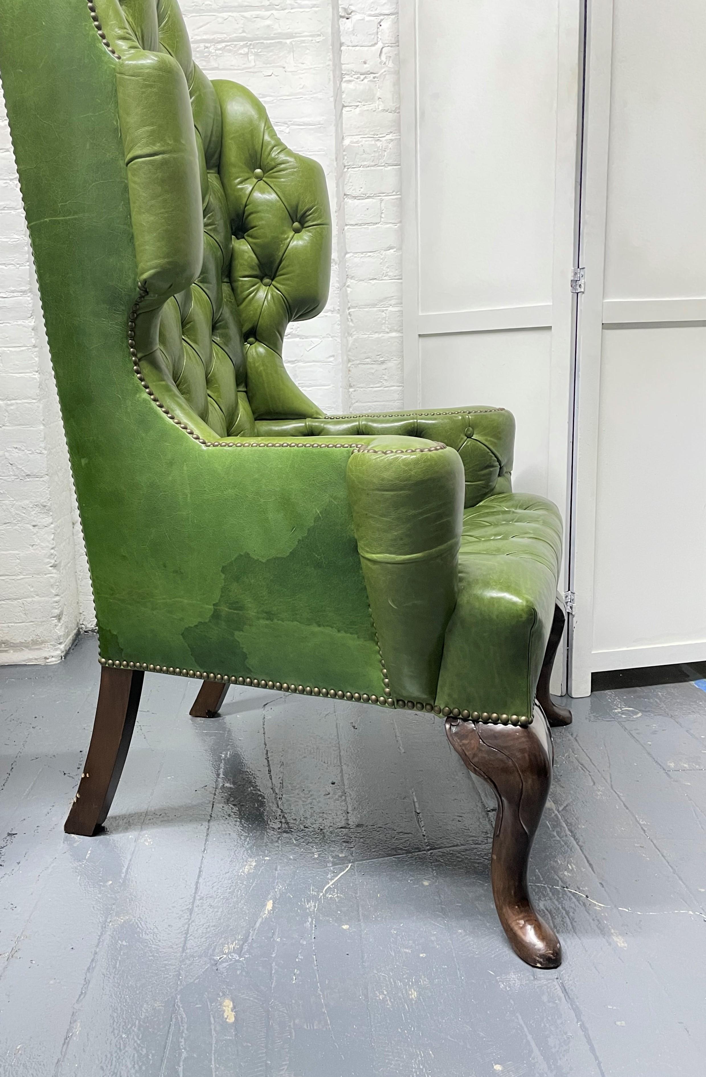 Coppia di poltrone Wingback in stile antico in pelle con inserti in vendita 2