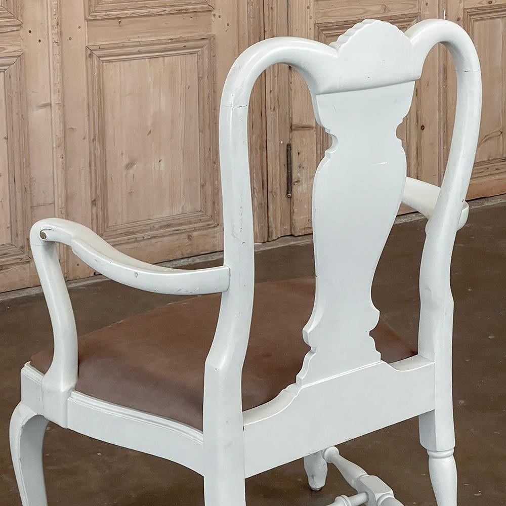 Paar antike schwedische bemalte Sessel im Queen Anne-Stil im Angebot 9