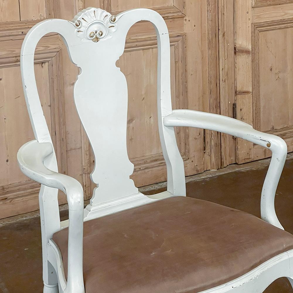Paar antike schwedische bemalte Sessel im Queen Anne-Stil im Angebot 1