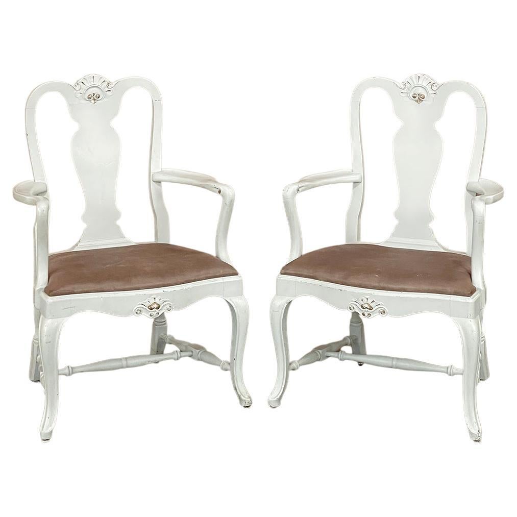Paire de fauteuils suédois anciens peints de style Queen Anne