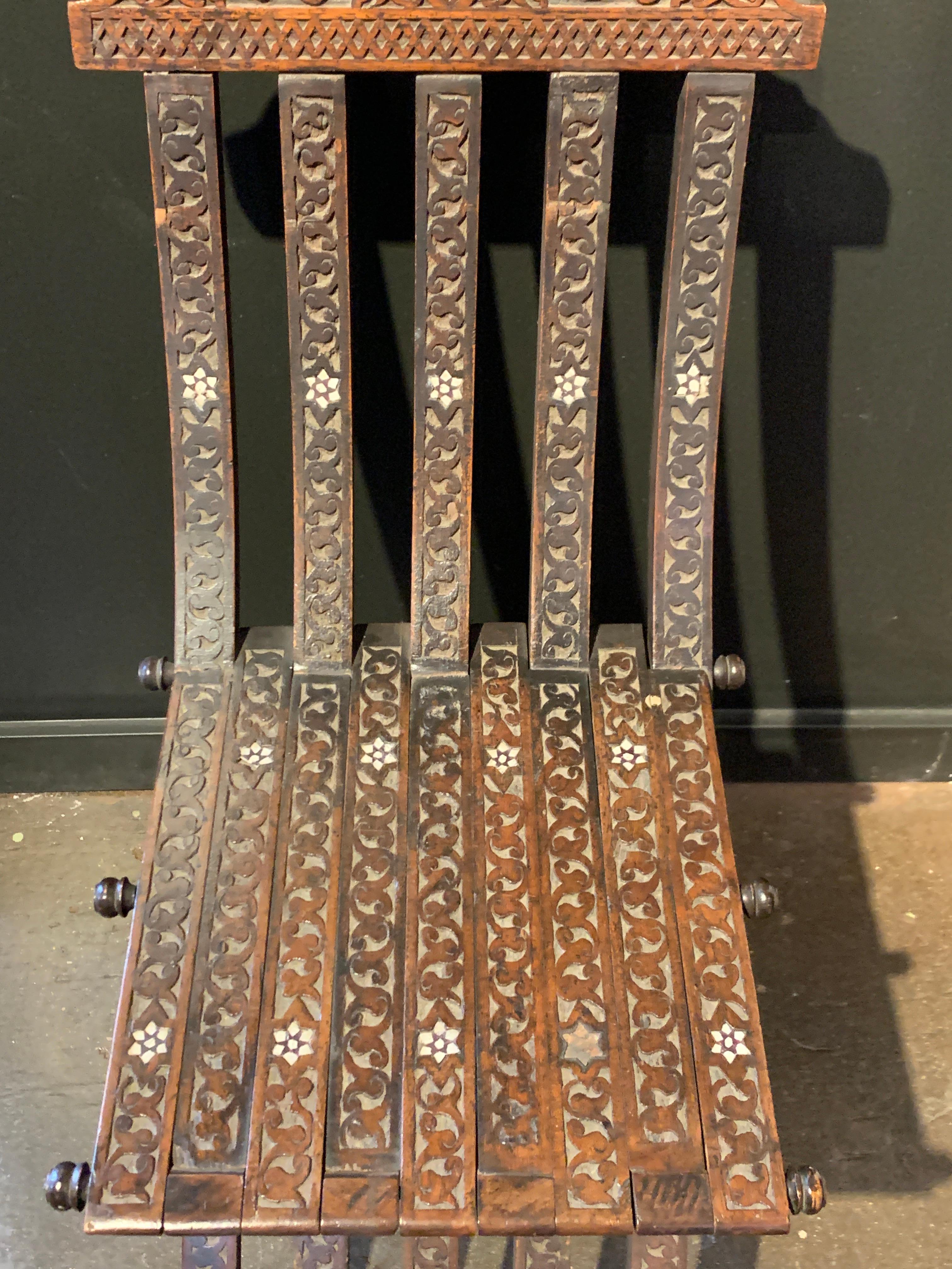Paar antike syrische maurische klappbare Stühle mit Intarsien, spätes 19. Jahrhundert, Syrien im Angebot 5