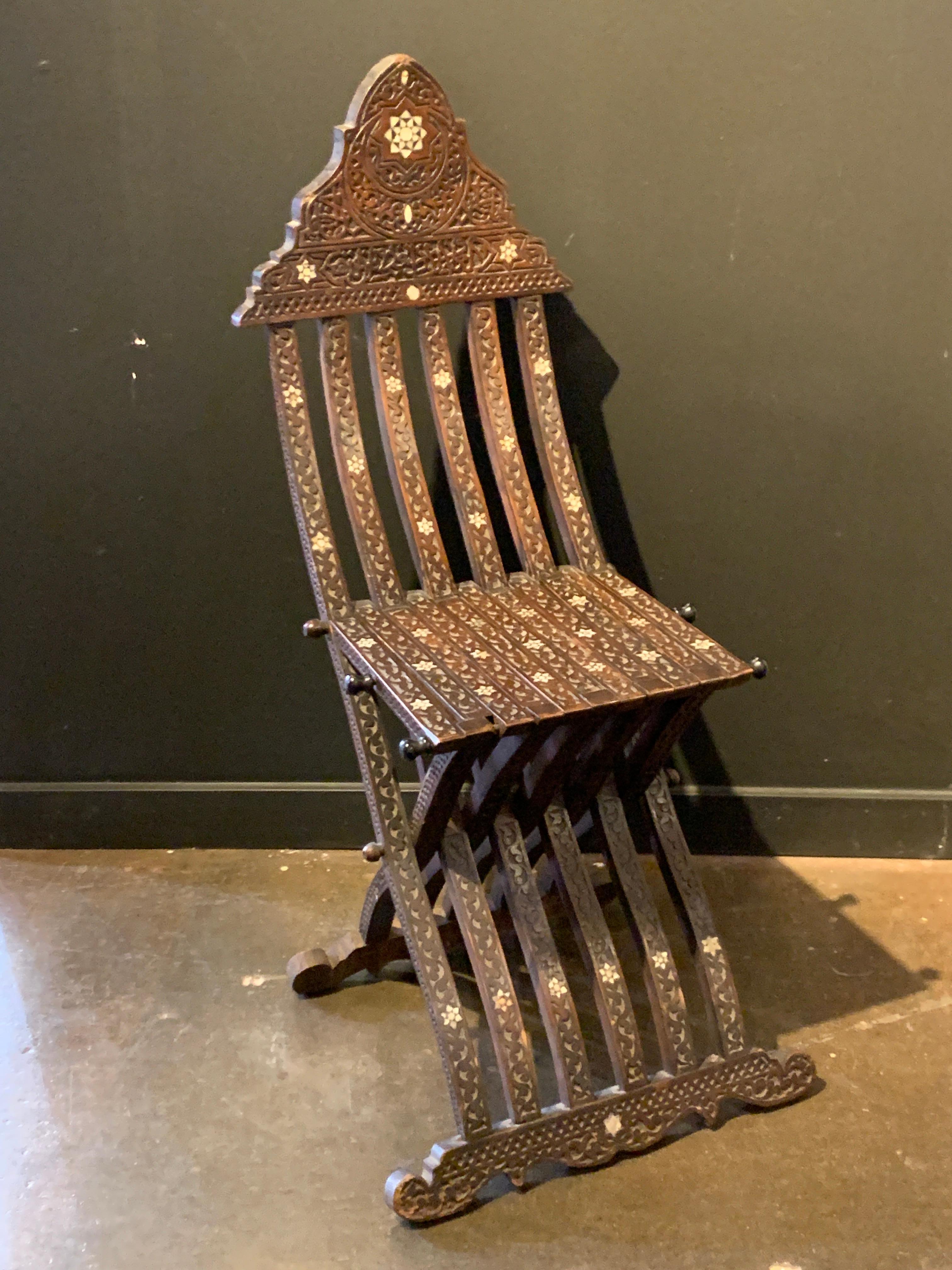 Paar antike syrische maurische klappbare Stühle mit Intarsien, spätes 19. Jahrhundert, Syrien im Zustand „Relativ gut“ im Angebot in Austin, TX