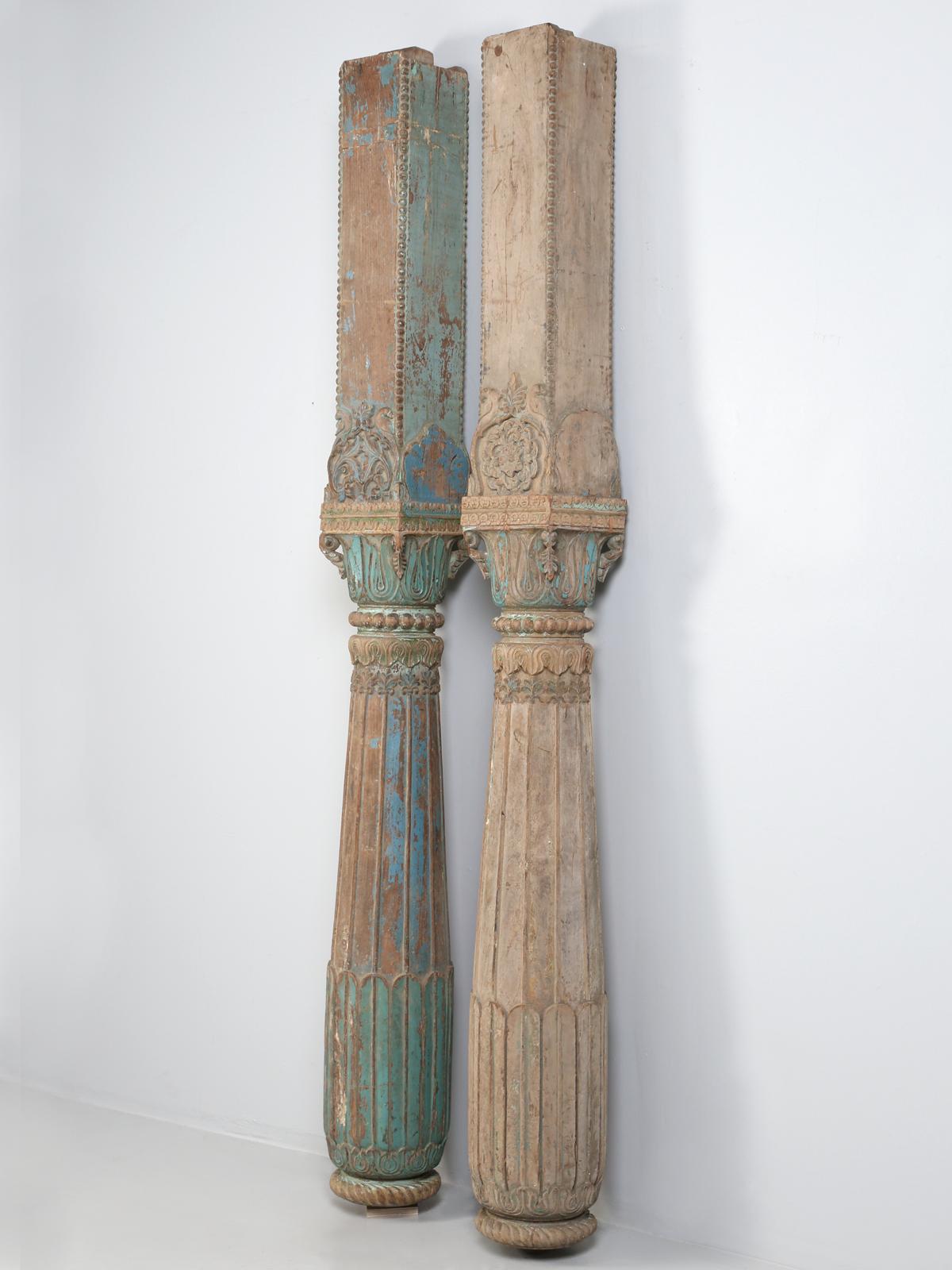 Paar antike Teakholzsäulen aus Indien in alter Farbe (Anglo-indisch)