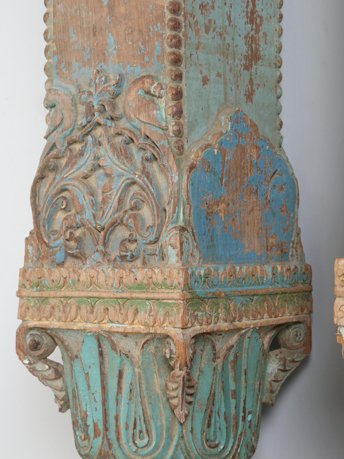 Paar antike Teakholzsäulen aus Indien in alter Farbe (Frühes 20. Jahrhundert)