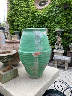 Paire d'anciens pots à huile de jardin en terre cuite en forme d'urne de ferme rustique en forme d'olivier, LA CA