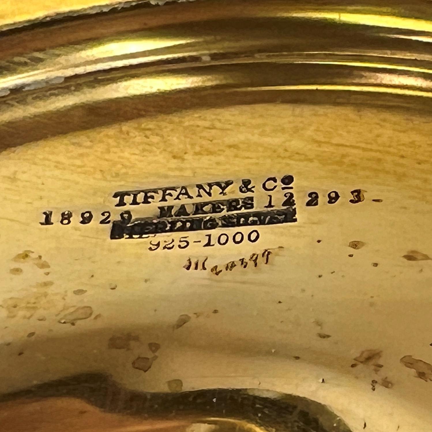 I nostri deliziosi candelieri antichi in sterling dorato in stile edoardiano di Tiffany and Company misurano 6 1/2 pollici di altezza e sono in ottime condizioni.  Il numero di modello Holloware 18929 data la coppia al 1915-1916.  12,2 once troy
