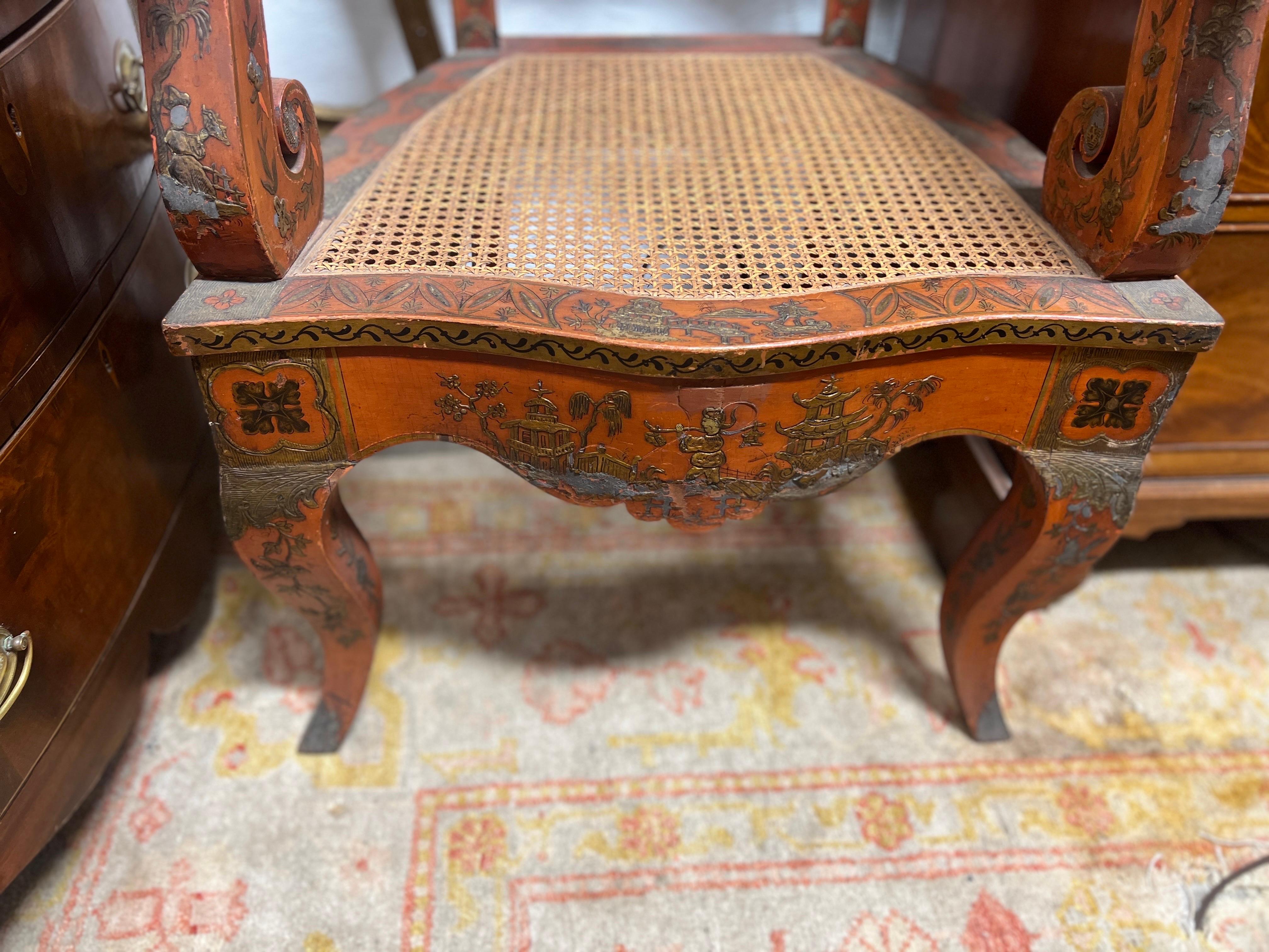 Paire de fauteuils cannés anciens décorés en laque vénitienne et chinoiserie  en vente 3