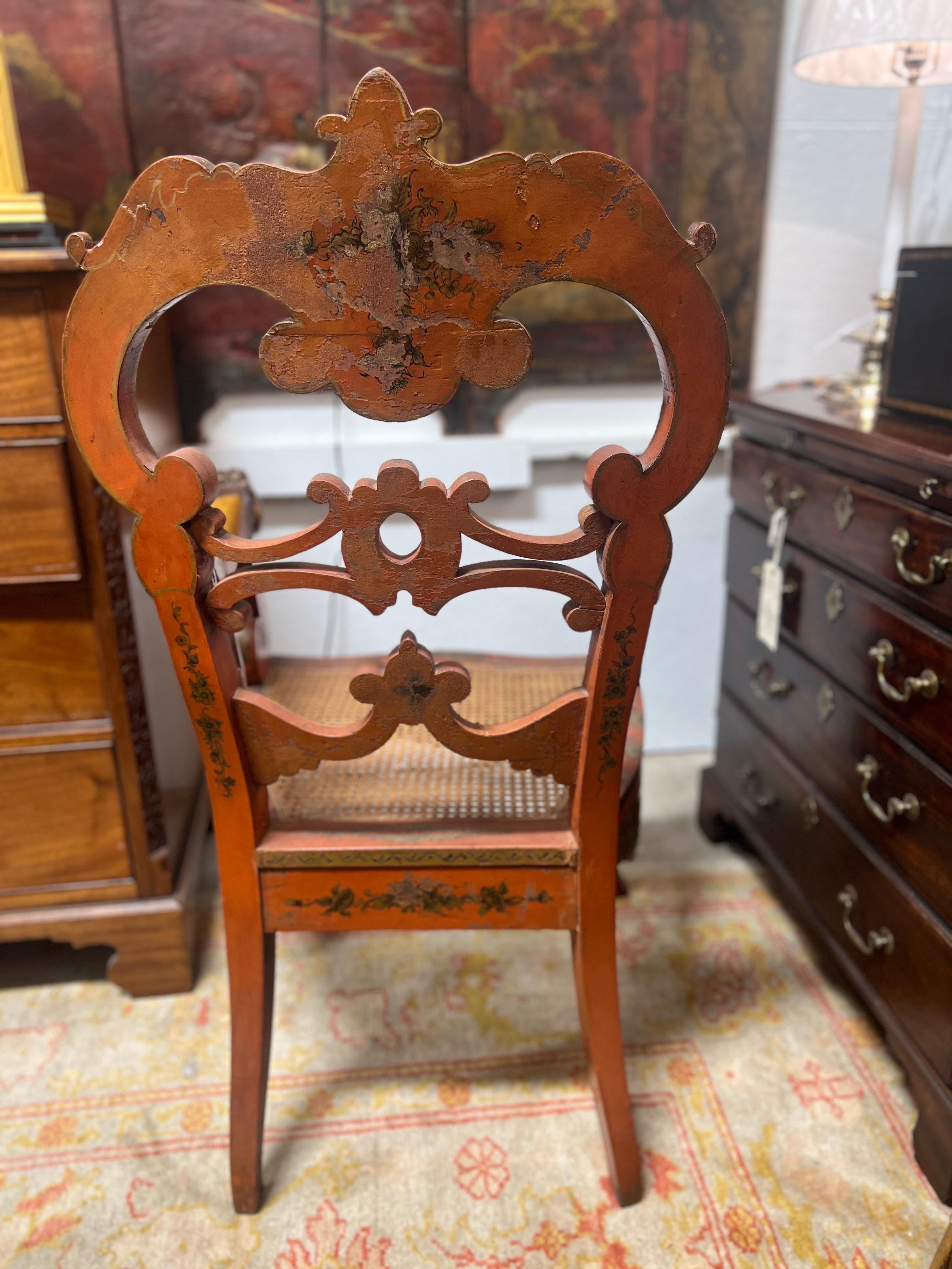 Paire de fauteuils cannés anciens décorés en laque vénitienne et chinoiserie  en vente 4