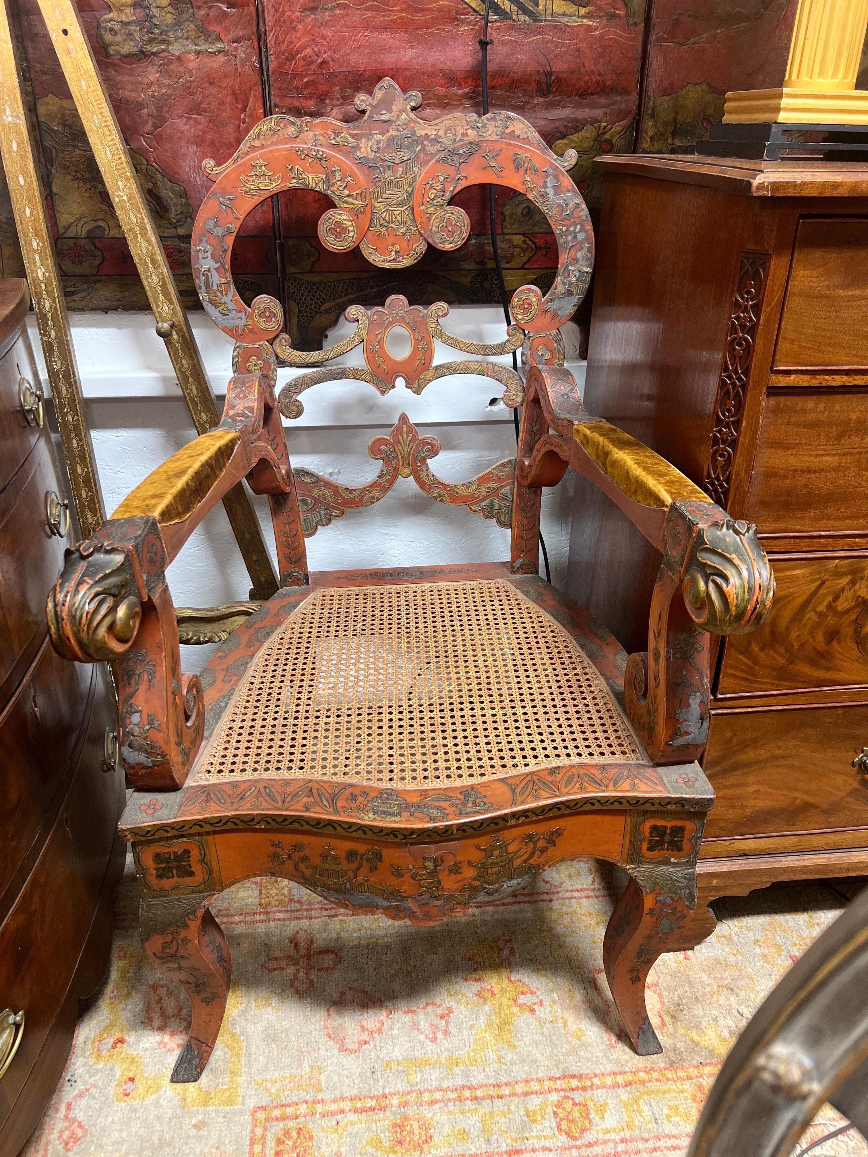 italien Paire de fauteuils cannés anciens décorés en laque vénitienne et chinoiserie  en vente
