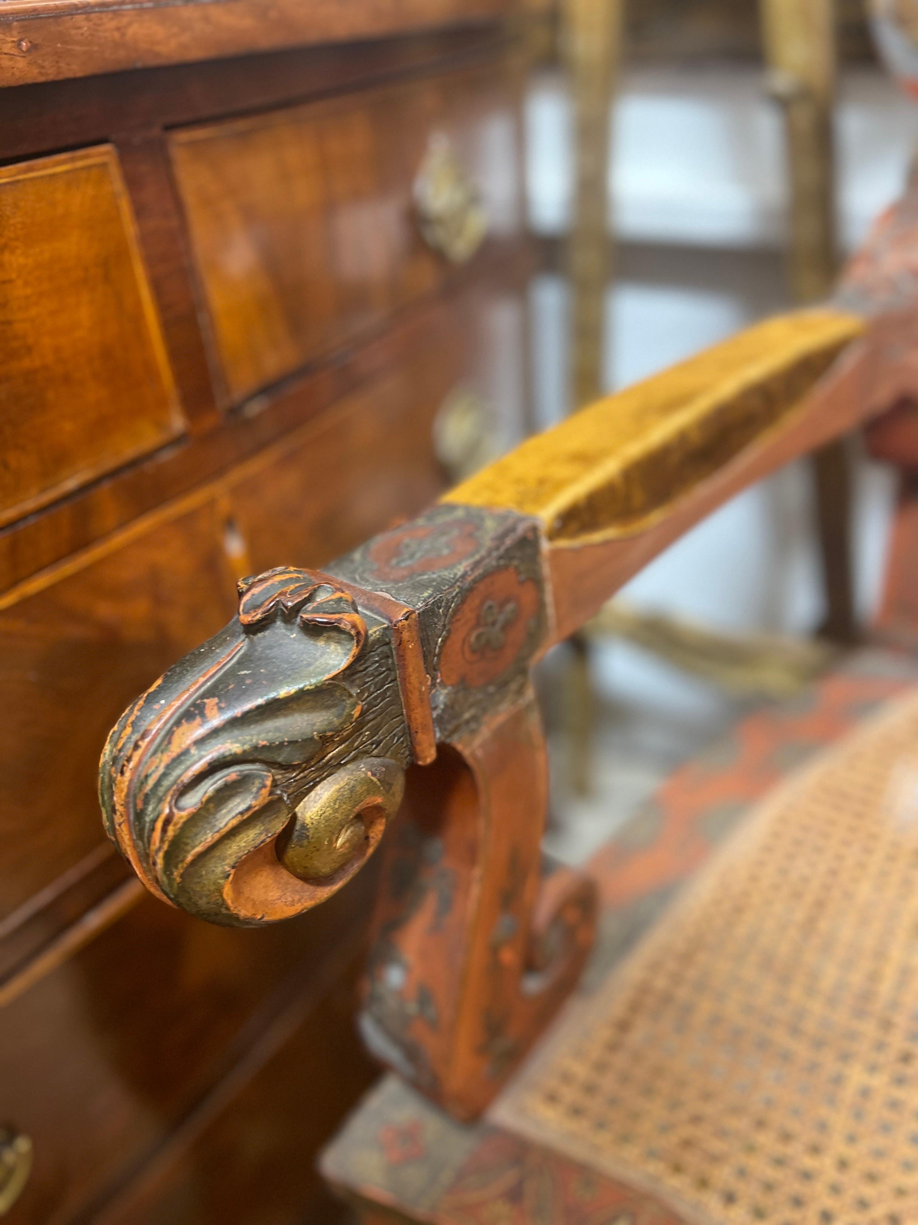 Canne Paire de fauteuils cannés anciens décorés en laque vénitienne et chinoiserie  en vente
