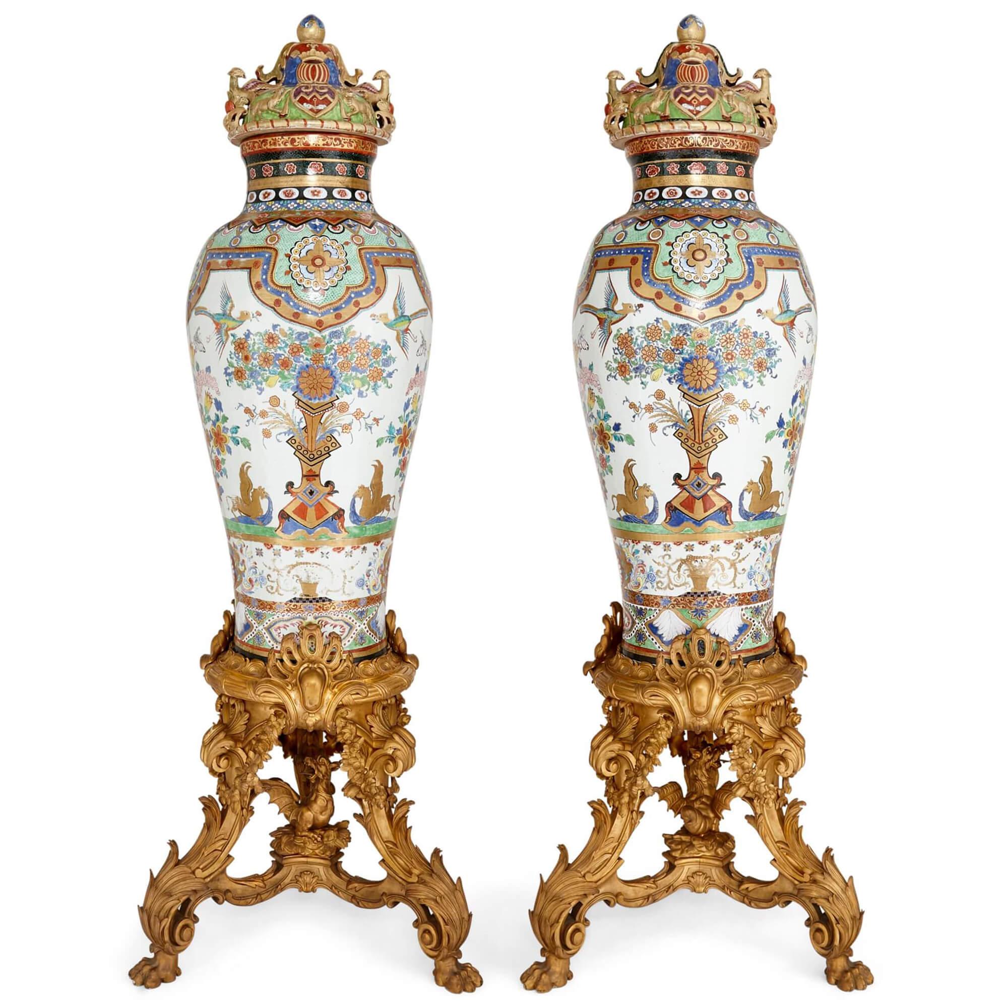 Paire de très grands vases anciens en porcelaine de Chine Antique French Gold Ormolu Stands
Porcelaine : Chine, 18e siècle  
Ormolu : Français, fin du 19e siècle 
Vases : Hauteur 140 cm, diamètre 53 cm
Supports : Hauteur 74cm, largeur 70cm,