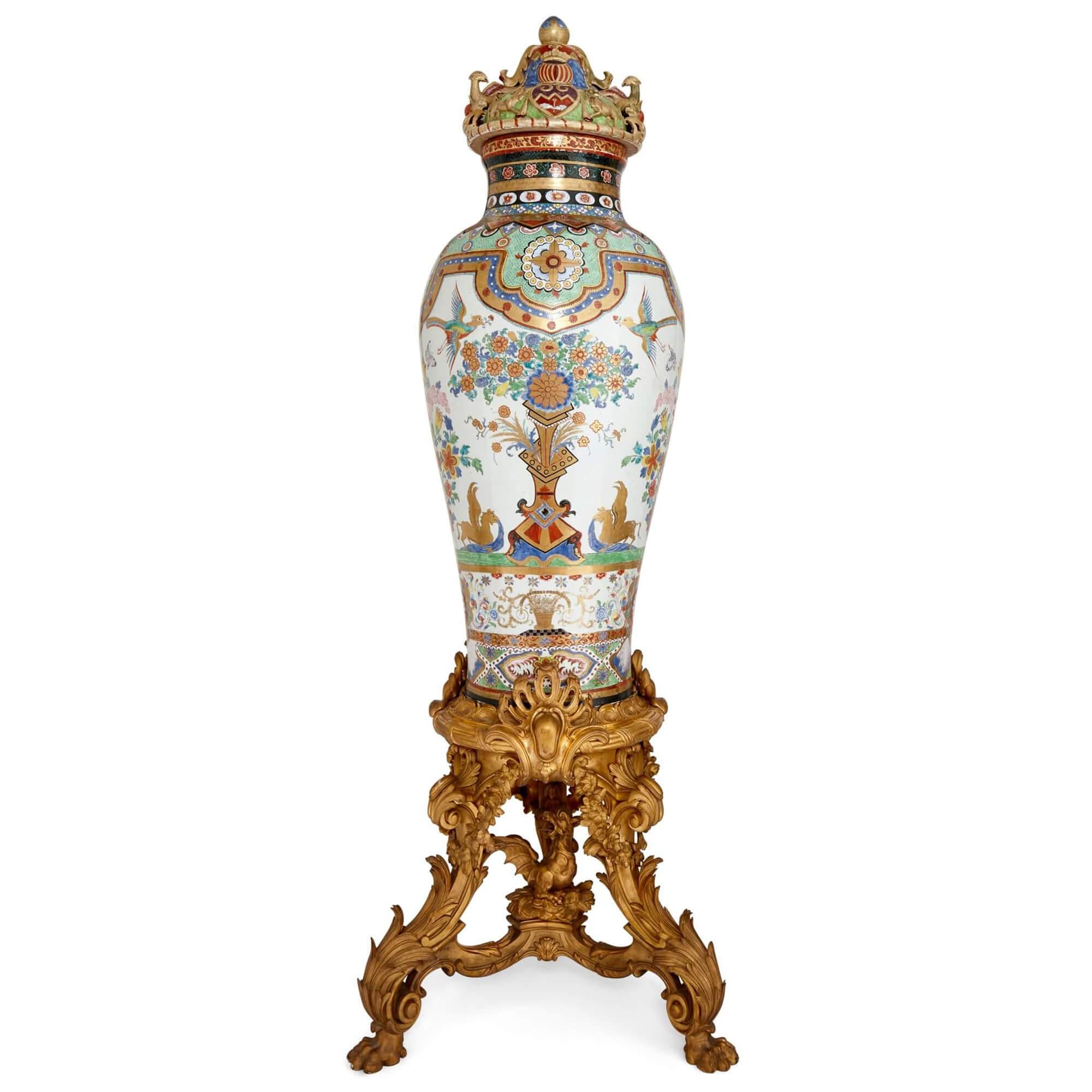 Chinoiseries Paire de très grands vases anciens en porcelaine de Chine Antique French Gold Ormolu Stands en vente