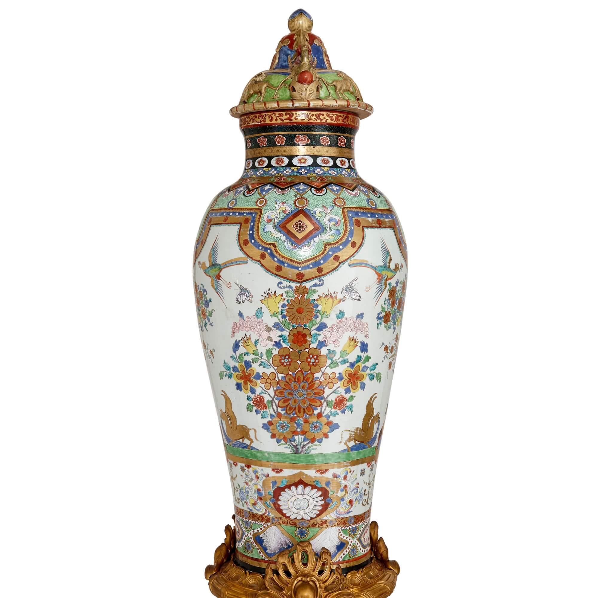Chinois Paire de très grands vases anciens en porcelaine de Chine Antique French Gold Ormolu Stands en vente