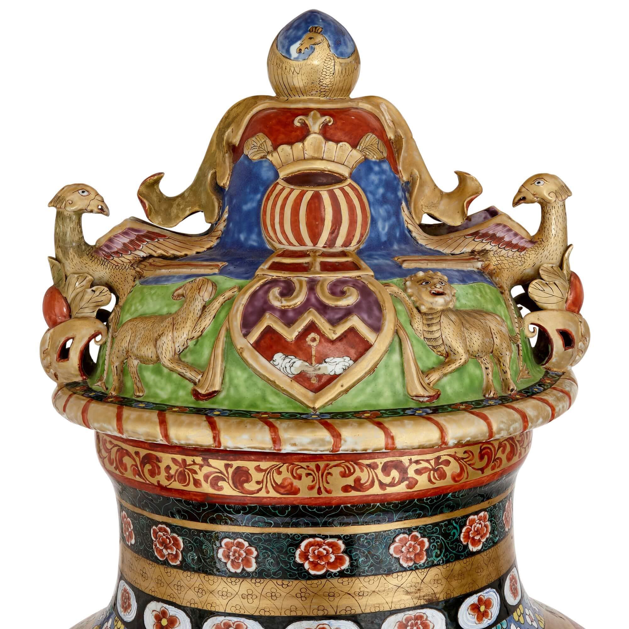 Moulage Paire de très grands vases anciens en porcelaine de Chine Antique French Gold Ormolu Stands en vente