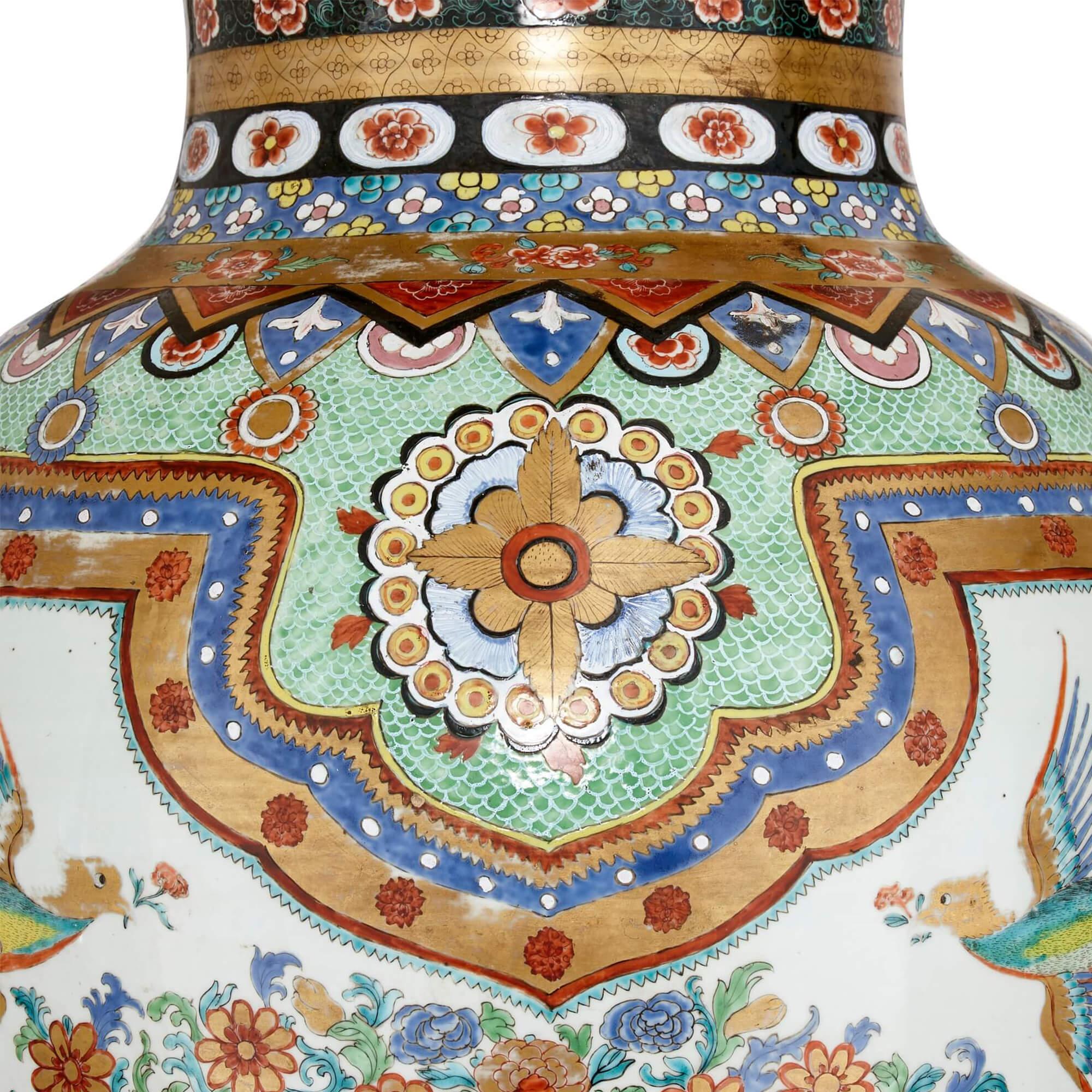 Paire de très grands vases anciens en porcelaine de Chine Antique French Gold Ormolu Stands Bon état - En vente à London, GB