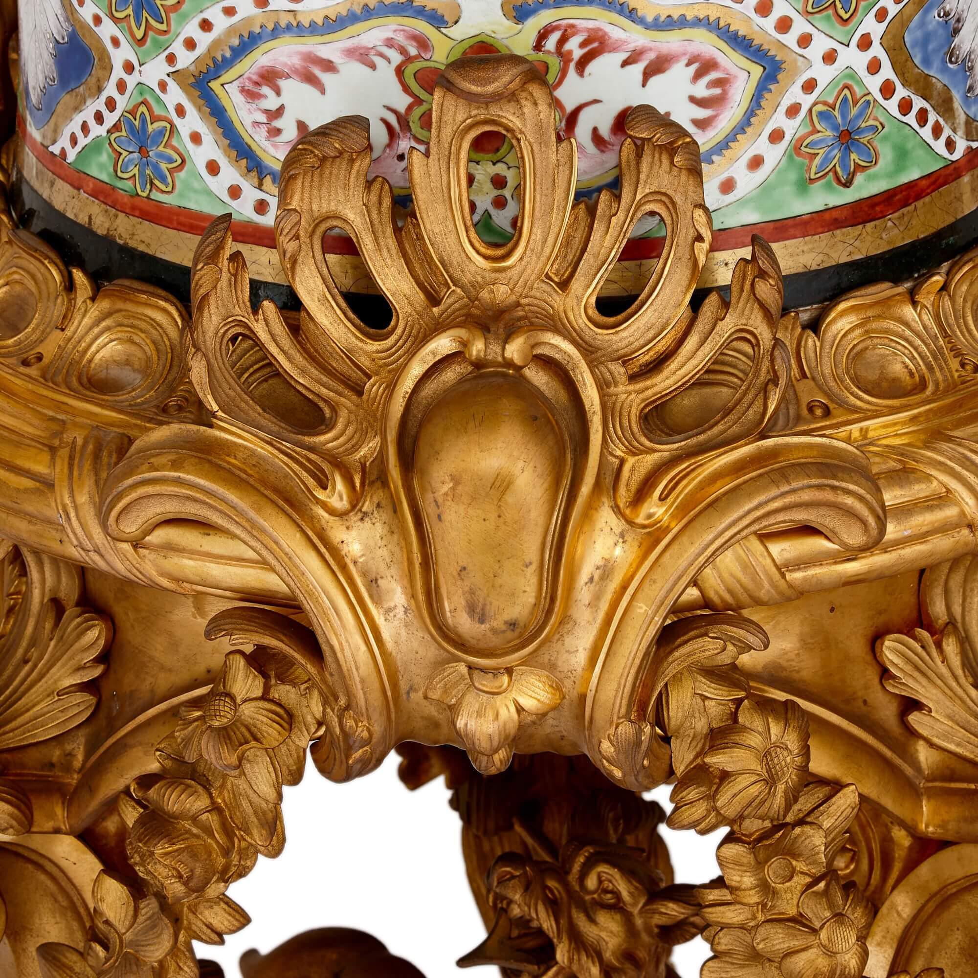 XVIIIe siècle et antérieur Paire de très grands vases anciens en porcelaine de Chine Antique French Gold Ormolu Stands en vente