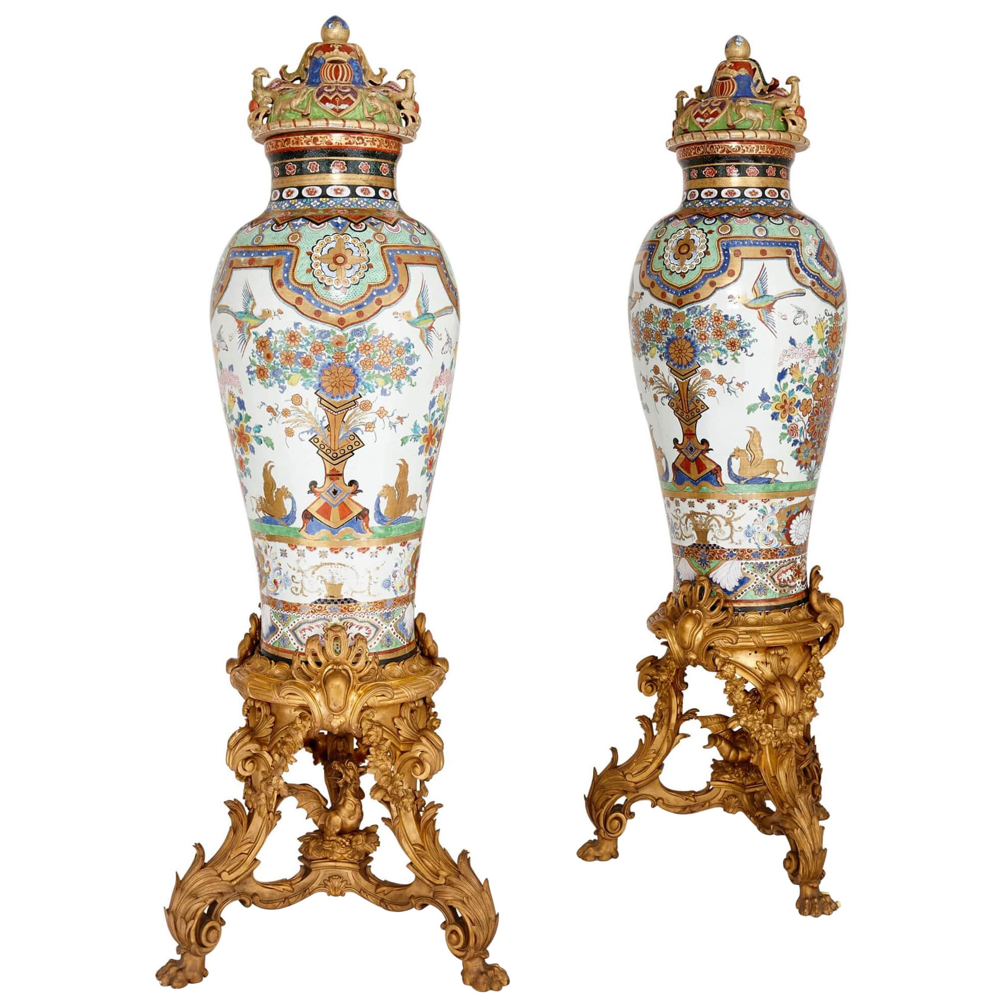 Paire de très grands vases anciens en porcelaine de Chine Antique French Gold Ormolu Stands en vente