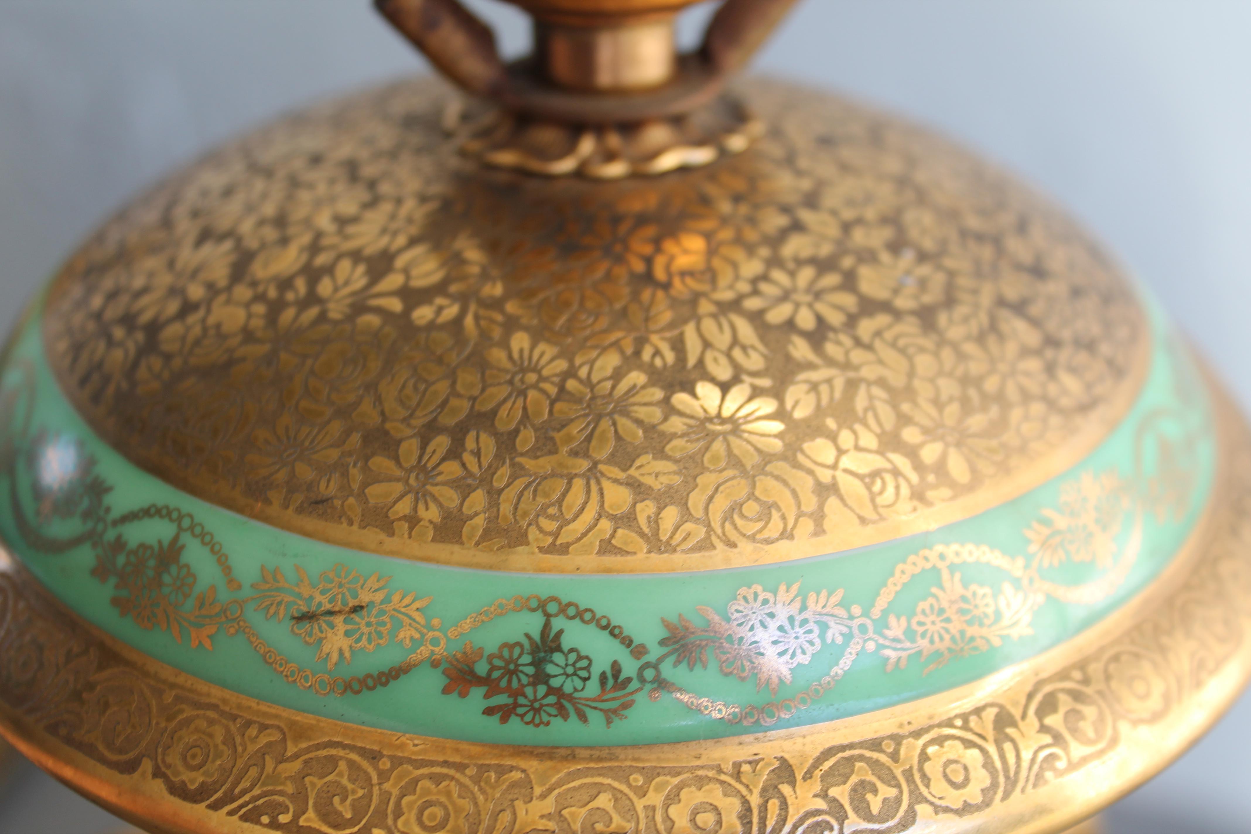 Paire d'anciennes lampes de table en porcelaine Victoria tchèque 24K avec couronne de platine et bronze en vente 3