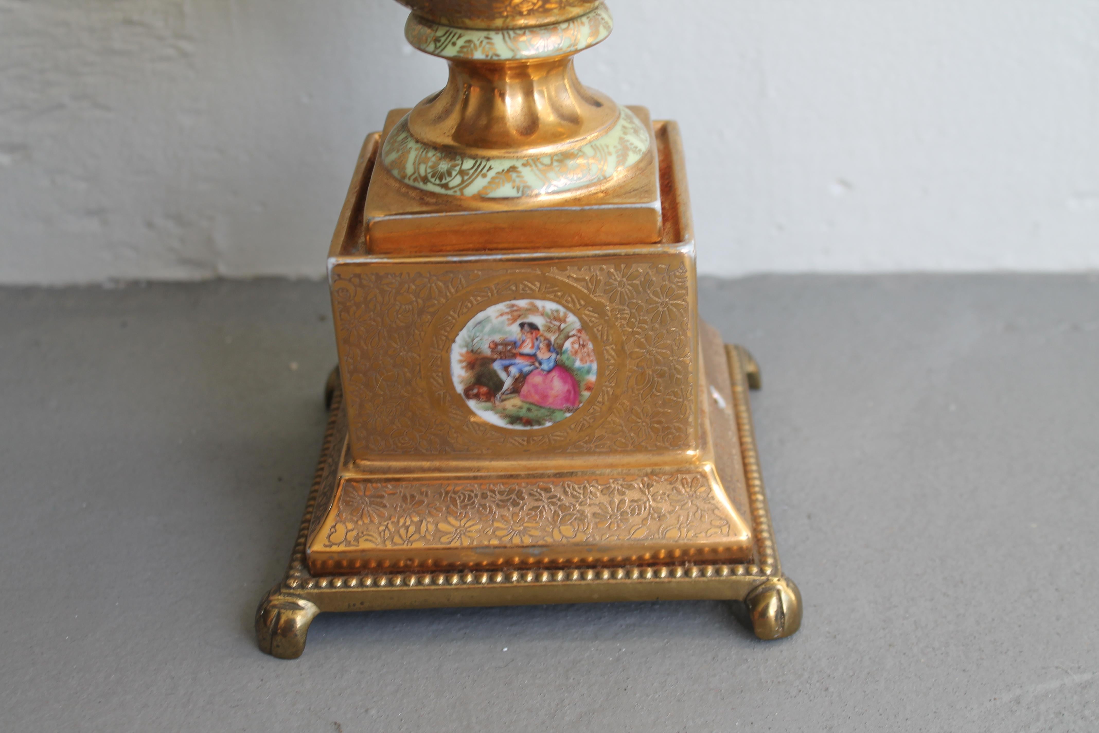 Français Paire d'anciennes lampes de table en porcelaine Victoria tchèque 24K avec couronne de platine et bronze en vente
