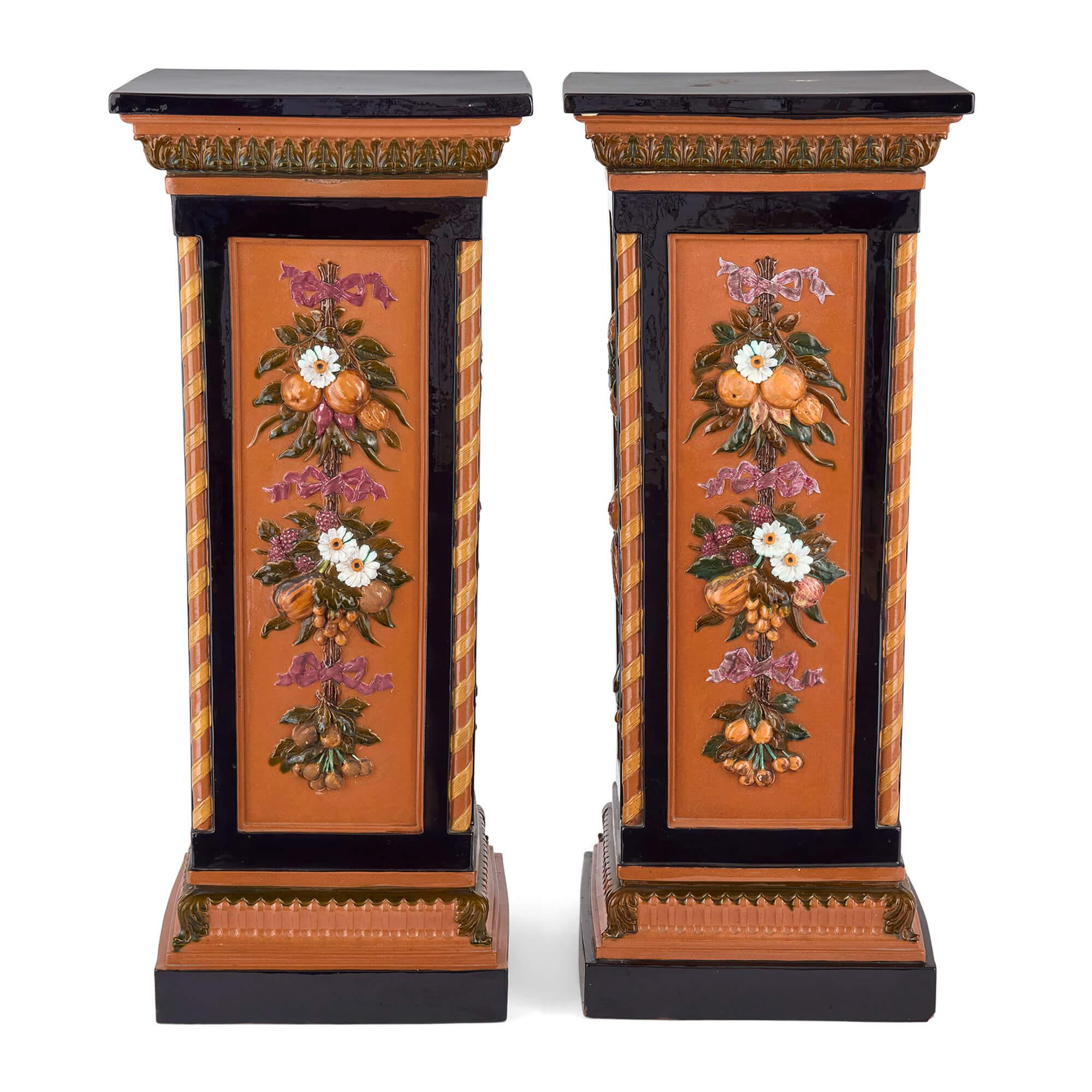 Paire de guéridons anciens en majolique de Minton de l'époque victorienne anglaise 
Anglais, 1879 
Hauteur 97cm, largeur 40.5cm, profondeur 40.5cm

Superbe exemple de l'art victorien, cette paire de piédestaux anciens a été créée par le célèbre