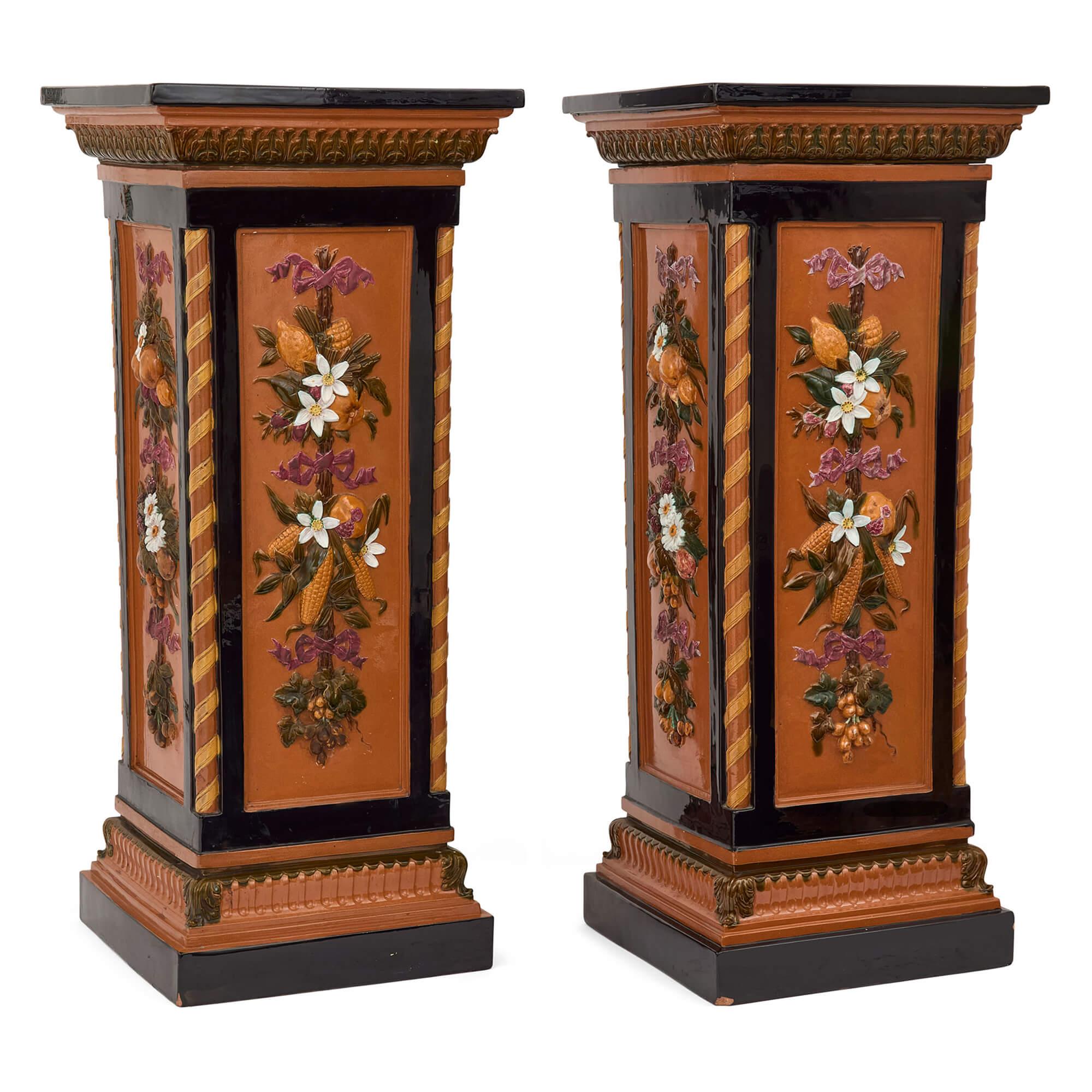 Victorien Paire de guéridons anciens en majolique de Minton de l'époque victorienne anglaise en vente