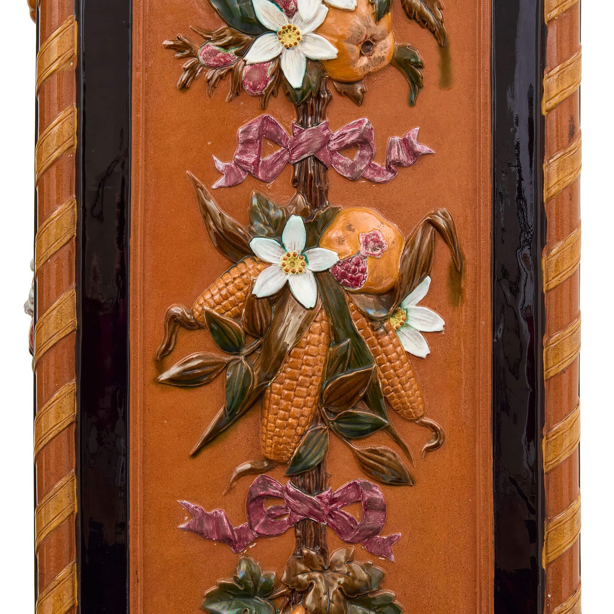 Anglais Paire de guéridons anciens en majolique de Minton de l'époque victorienne anglaise en vente