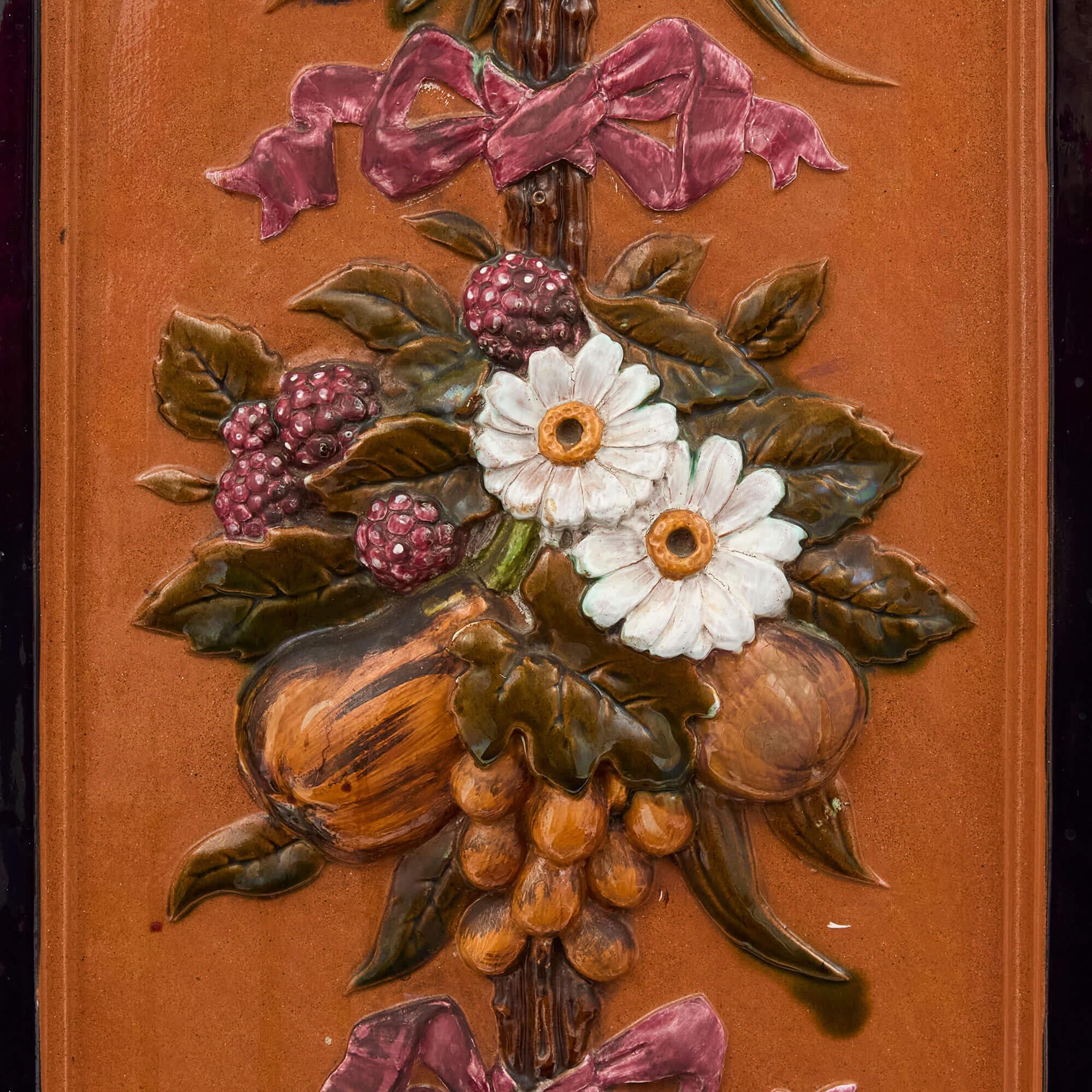 Vernissé Paire de guéridons anciens en majolique de Minton de l'époque victorienne anglaise en vente