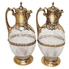 Coppia di caraffe da vino Claret antiche vittoriane in argento dorato e vetro tagliato 1881/3
