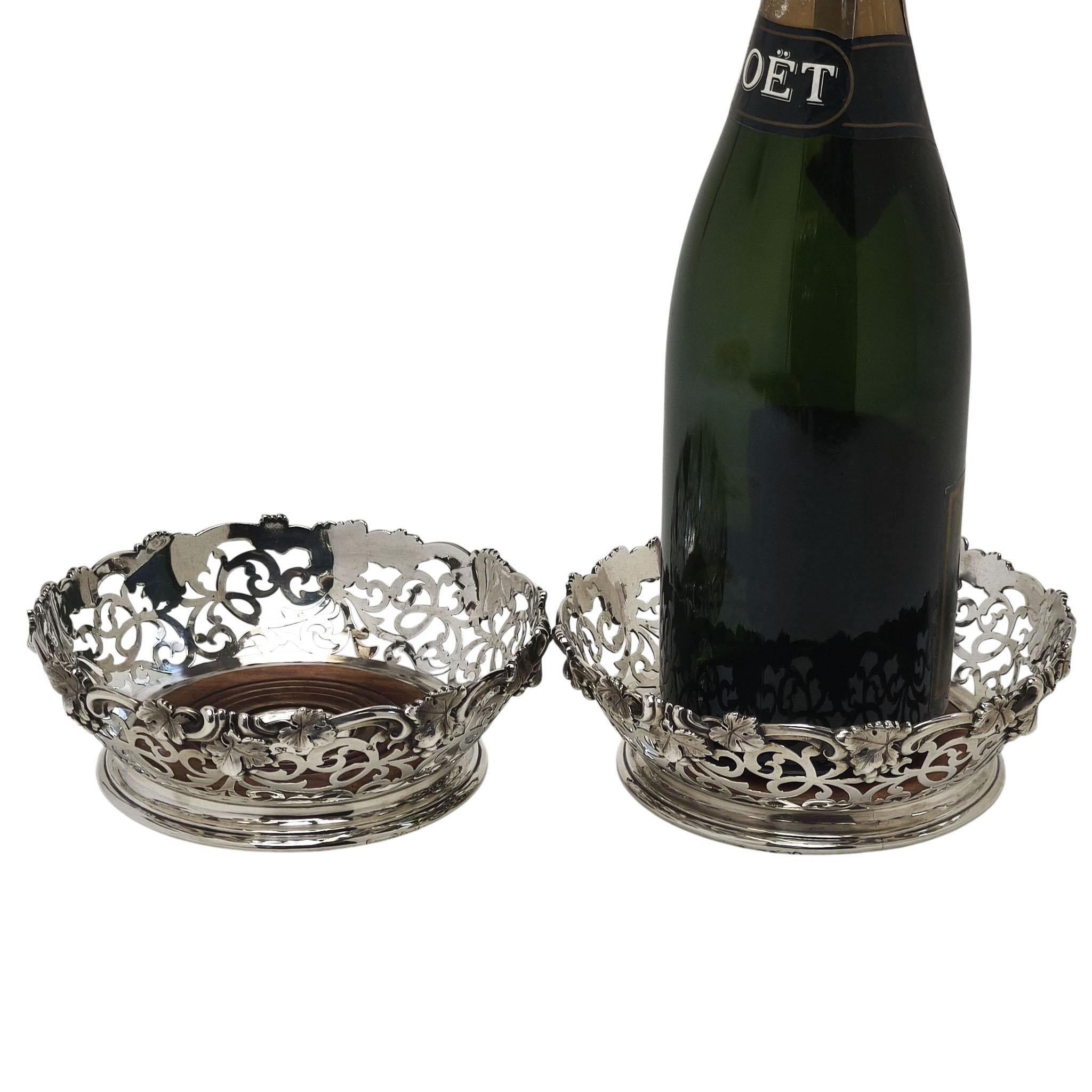 Coppia di antichi sottobicchieri vittoriani in argento per bottiglie di vino Londra Inghilterra 1850 In condizioni buone in vendita a London, GB