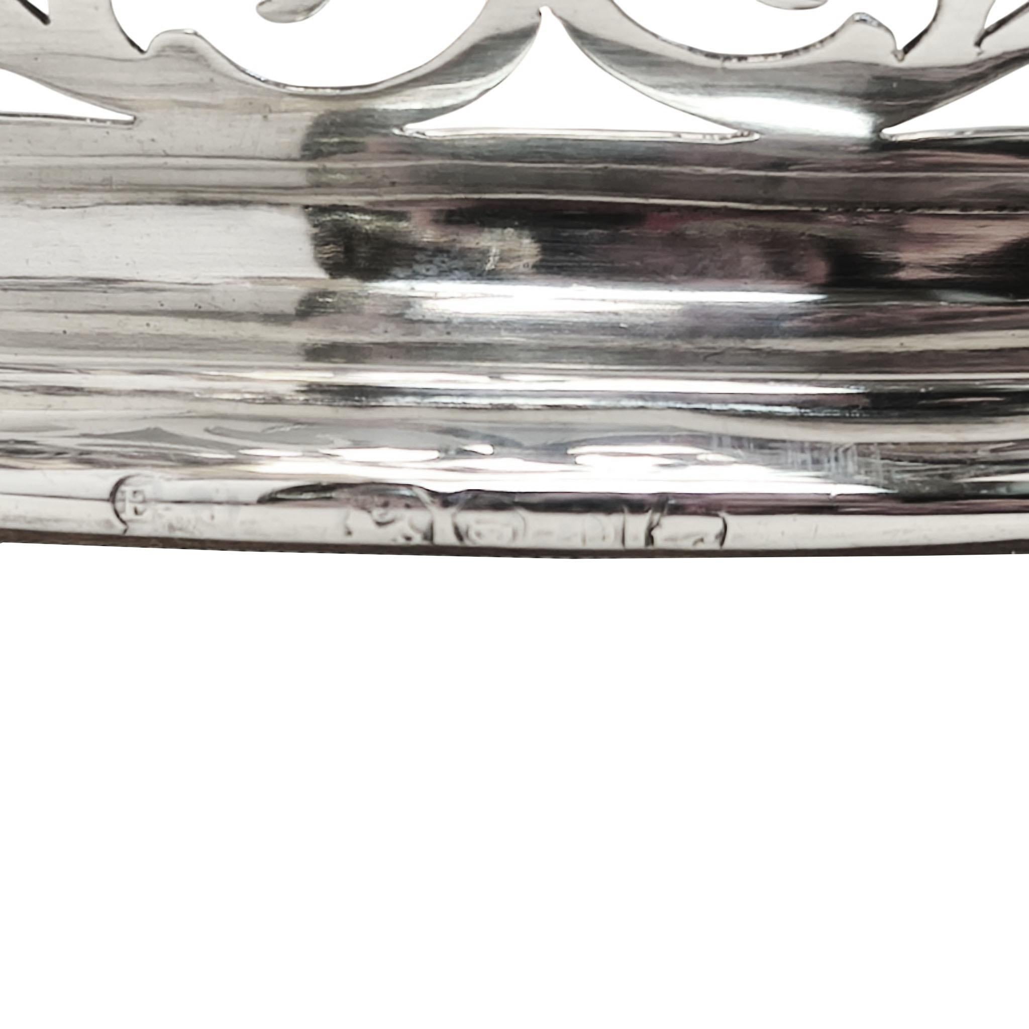 Coppia di antichi sottobicchieri vittoriani in argento per bottiglie di vino Londra Inghilterra 1850 in vendita 2