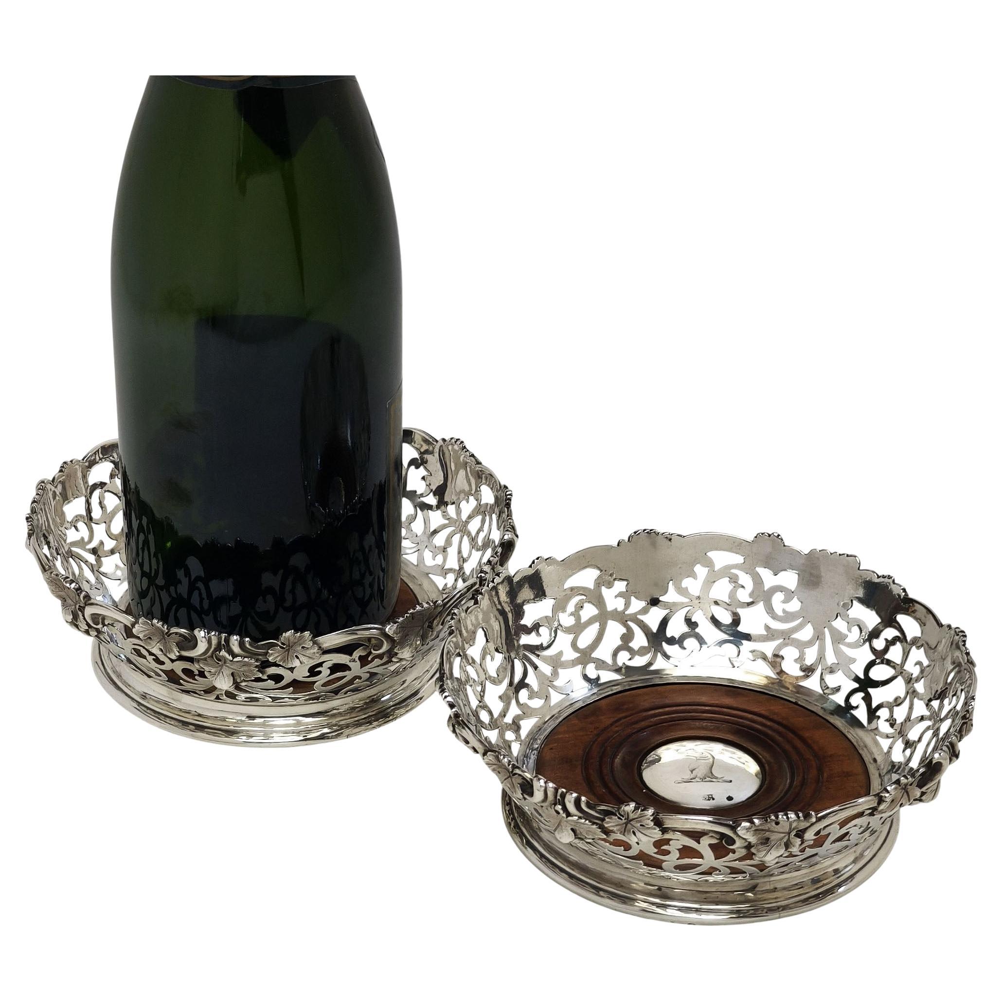 Coppia di antichi sottobicchieri vittoriani in argento per bottiglie di vino Londra Inghilterra 1850 in vendita