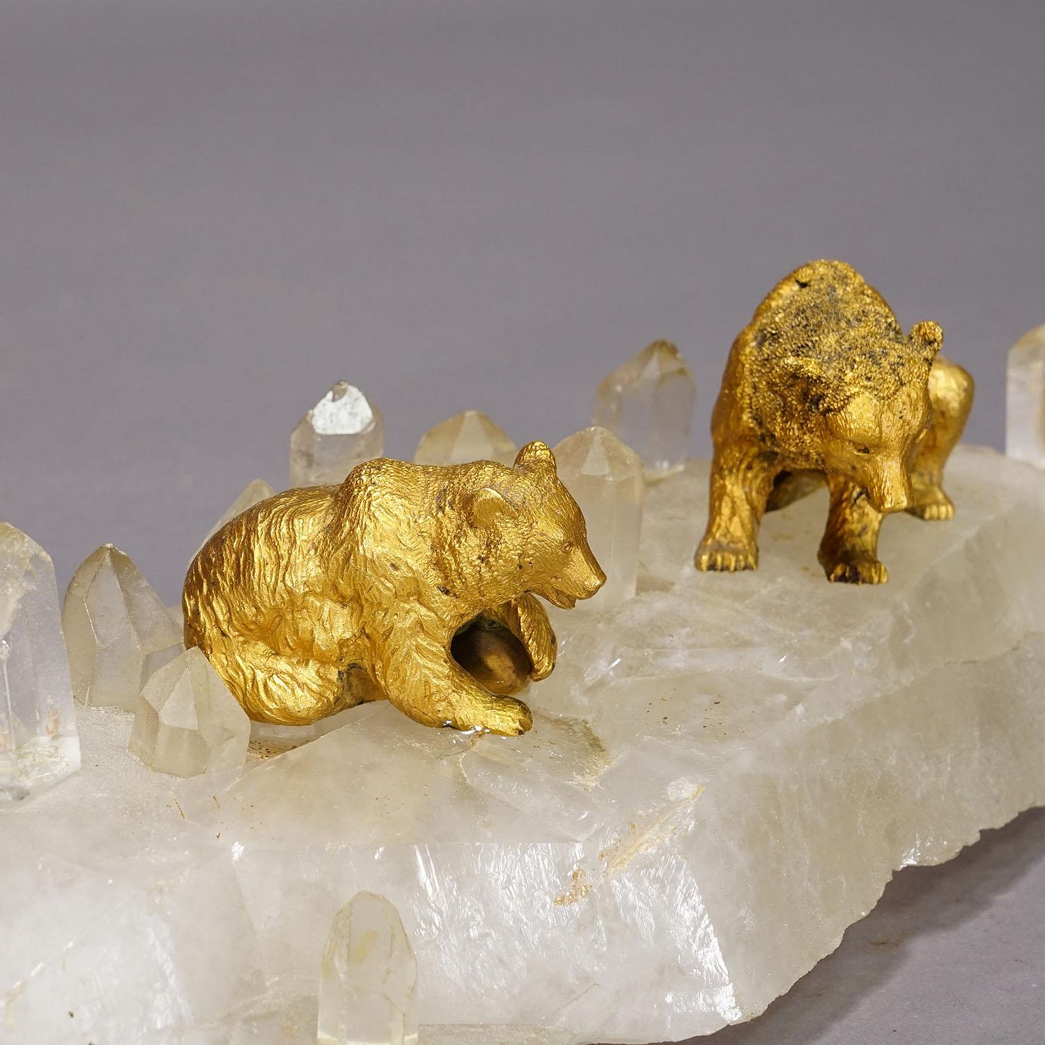 Doré Paire d'ours en bronze ancien de Vienne sur une roche en cristal en vente