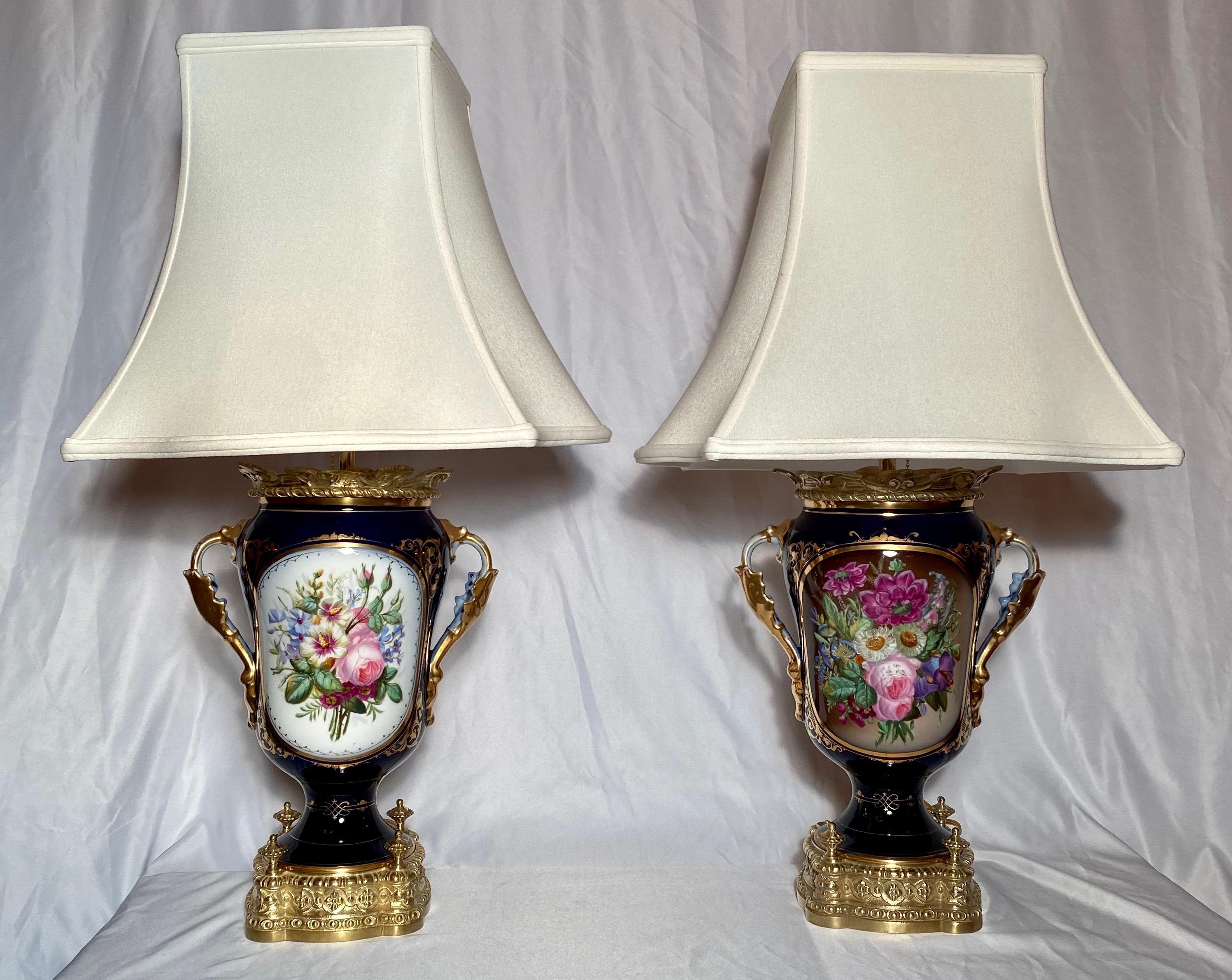 Paire de lampes anciennes en porcelaine du Vieux Paris, vers 1880.

     