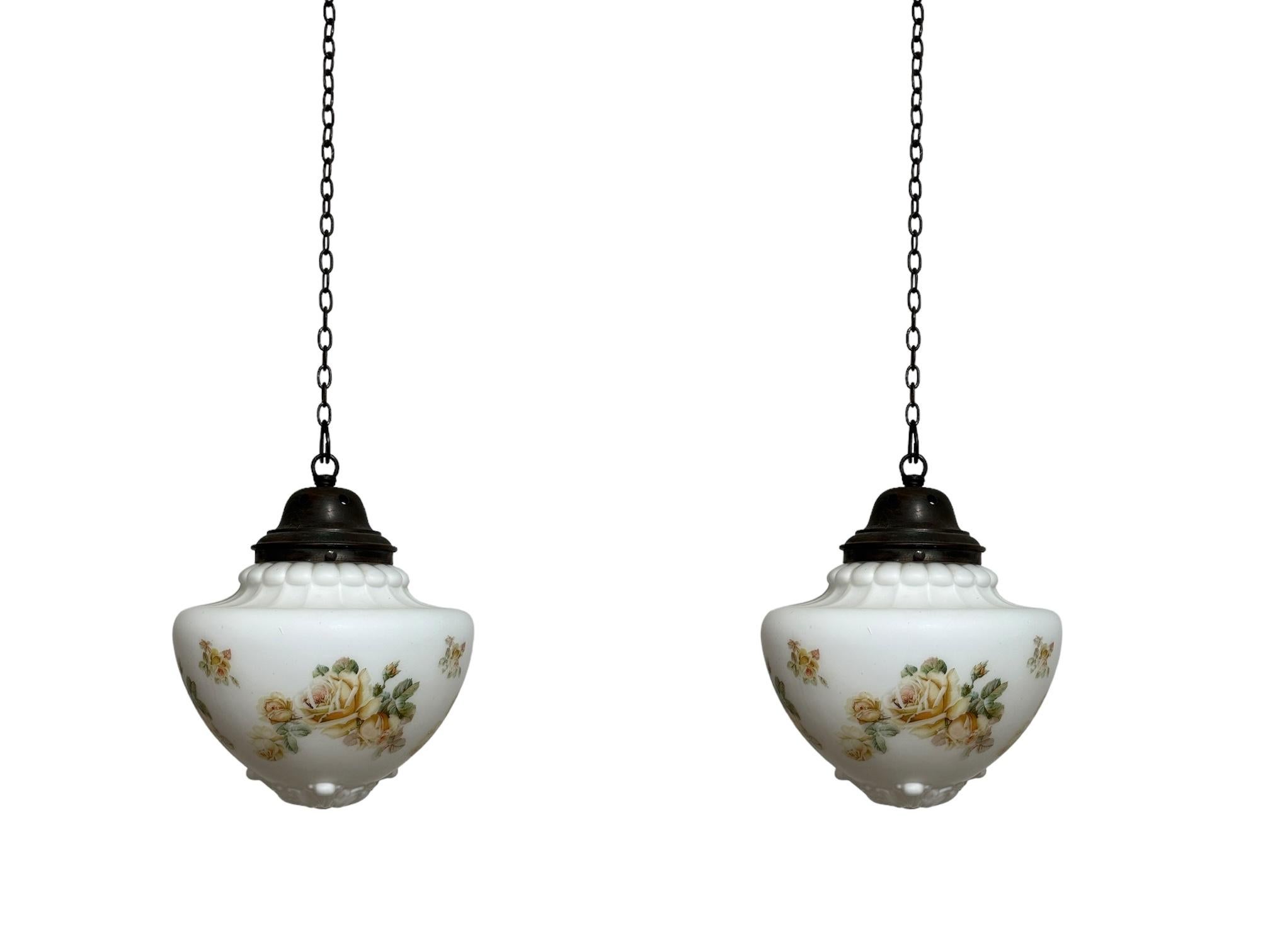 - Una bella coppia di pendenti da soffitto edoardiani in opalina satinata con decorazione floreale, Inghilterra, circa 1910.
- Bella forma a bulbo del vetro opalino e dettagli decorativi nella parte inferiore, gallerie in rame originali abbinate. 
-