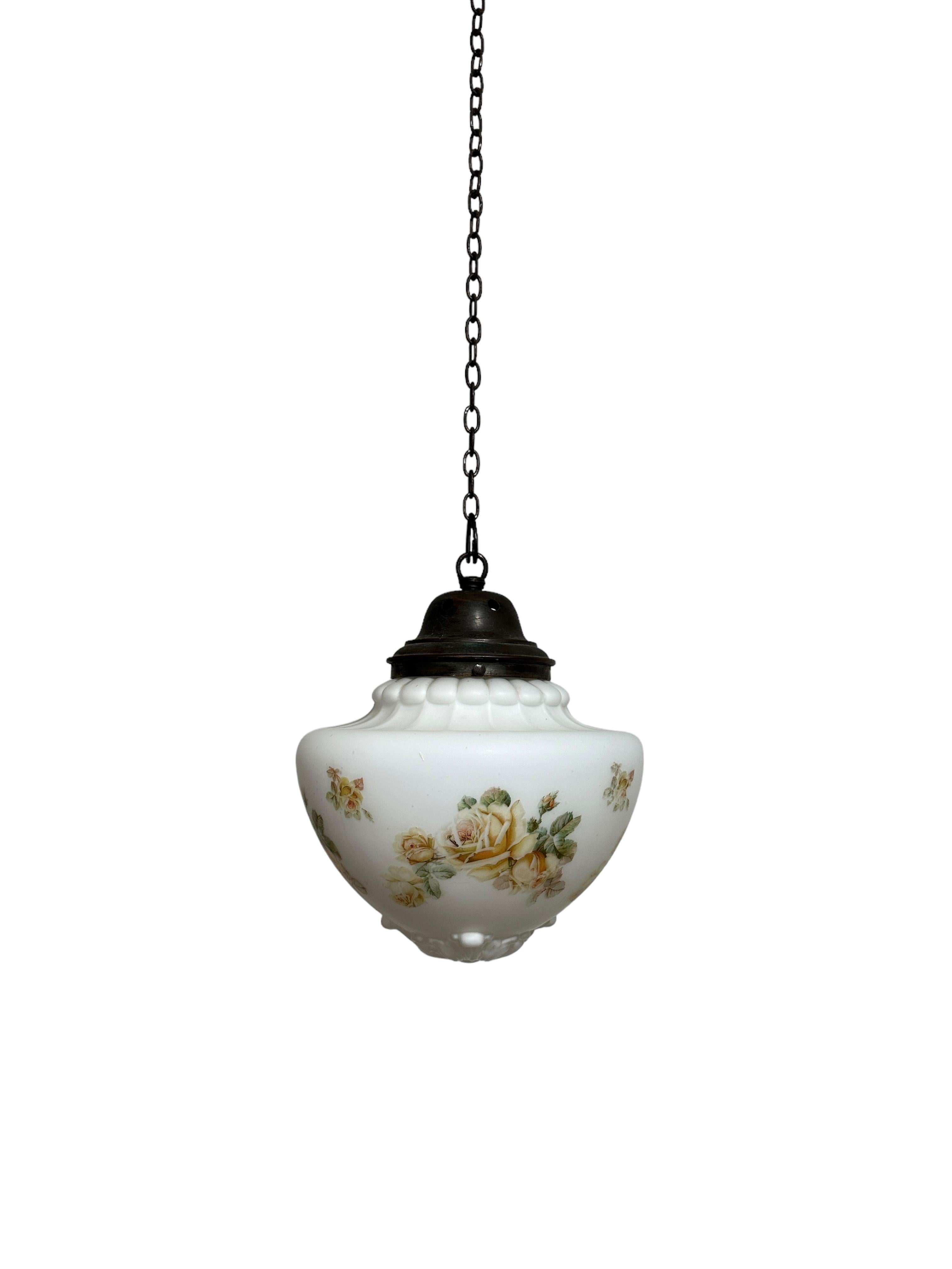 Coppia di pendenti da soffitto in vetro lattimo opalino satinato d'epoca edoardiana In condizioni buone in vendita a Sale, GB
