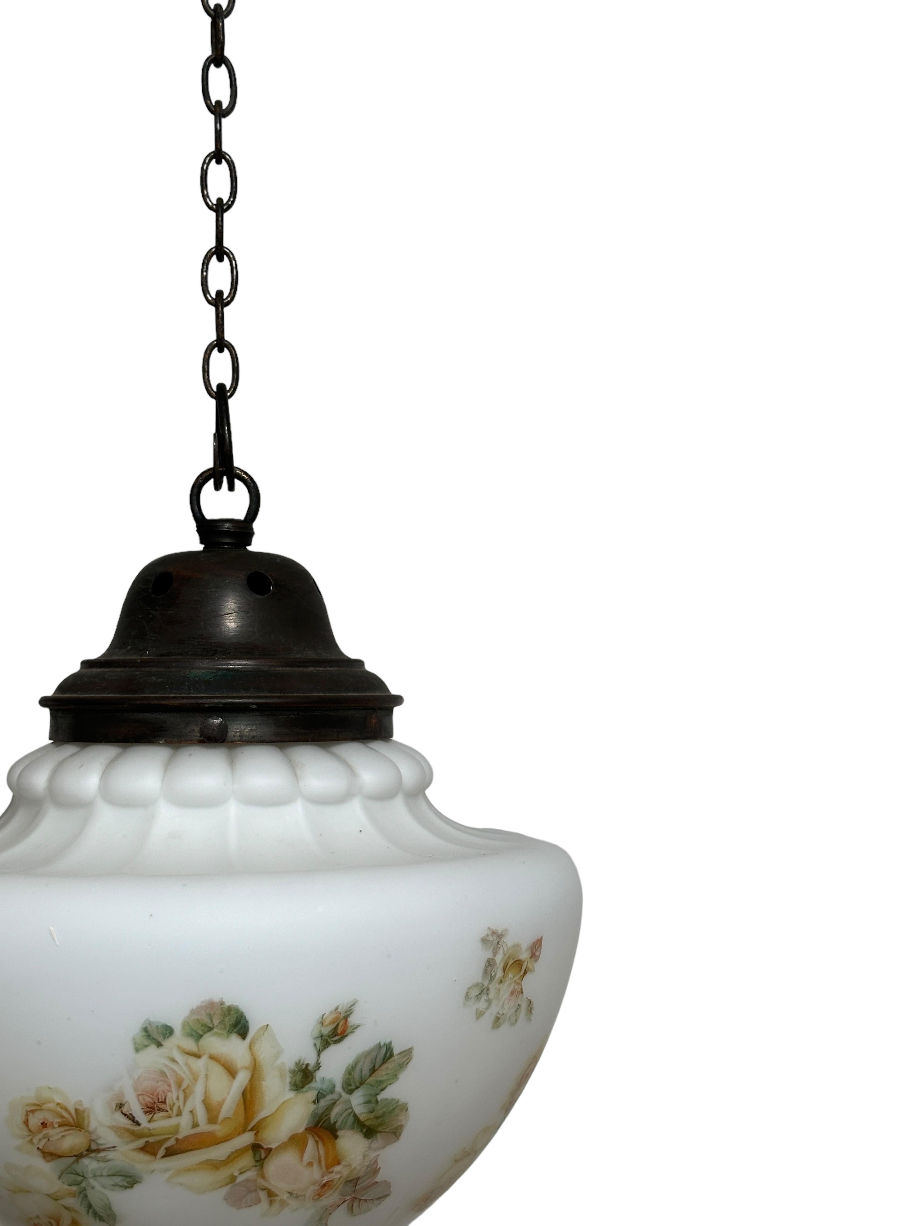 XX secolo Coppia di pendenti da soffitto in vetro lattimo opalino satinato d'epoca edoardiana in vendita