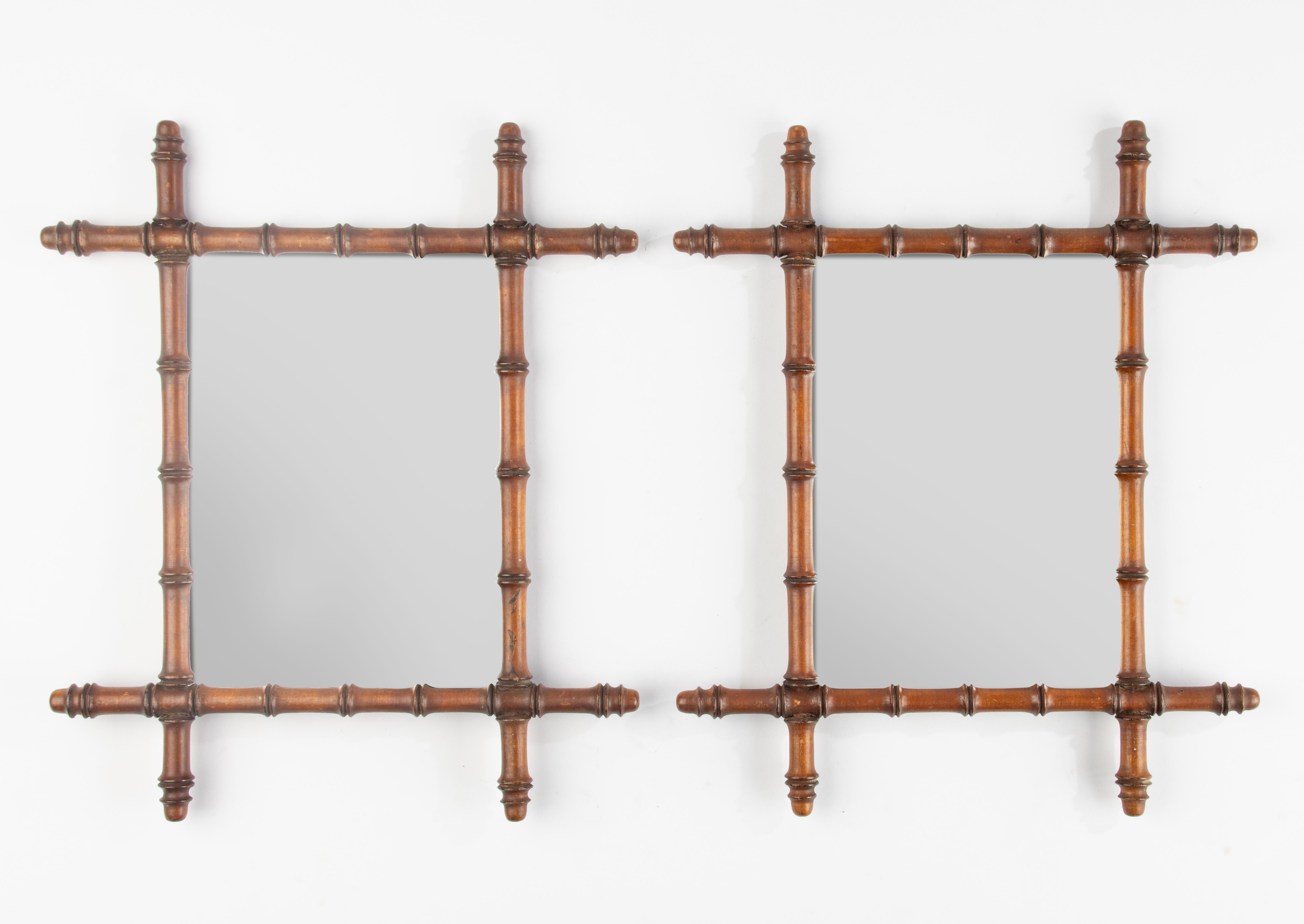 Un bellissimo set di due specchi in legno antico, in finto bambù. 
Le cornici sono realizzate in legno di faggio. 
Età stimata: circa 1910-1920.
Entrambi gli specchietti sono in buone condizioni, anche il vetro dello specchietto è in buone