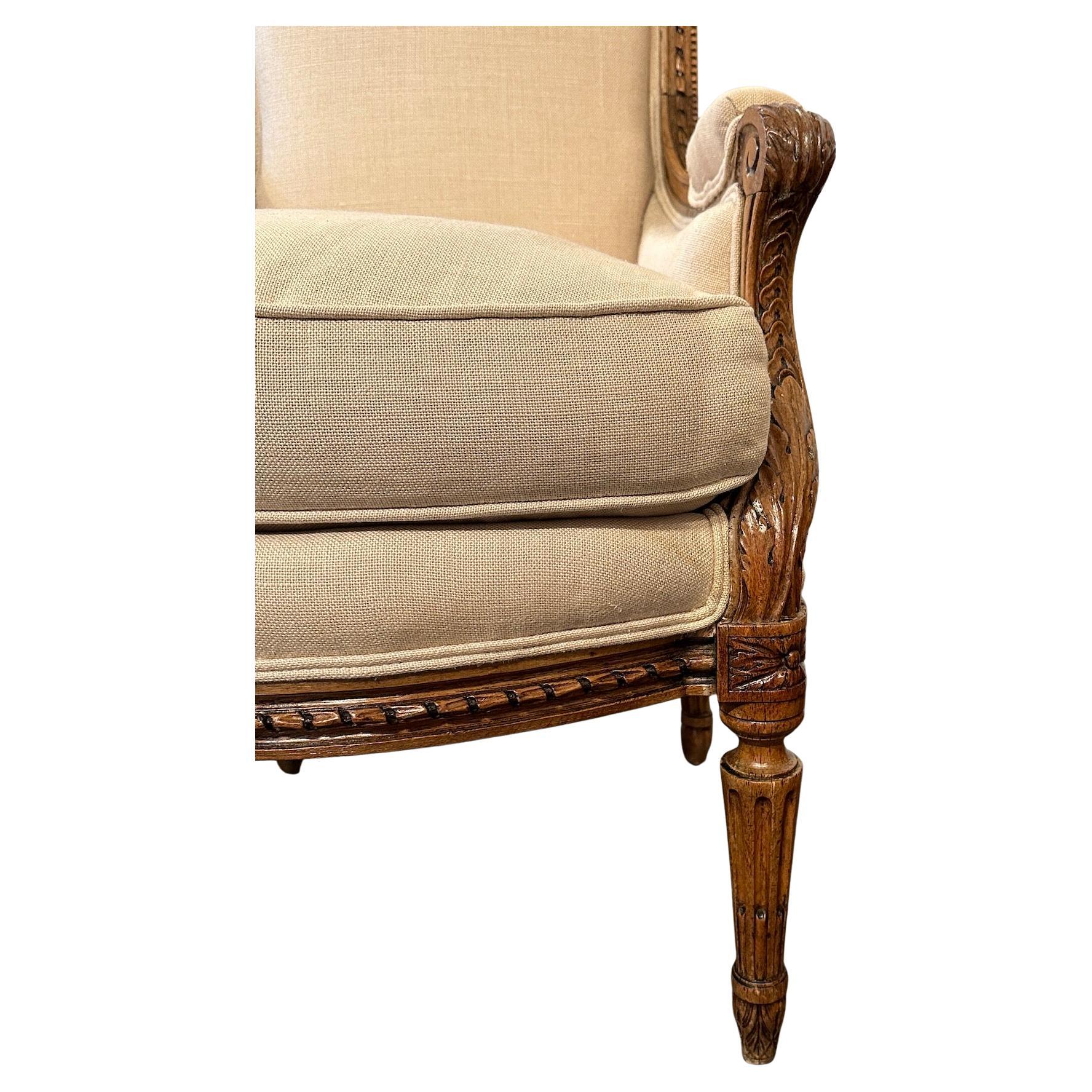 Français Paire de chaises anciennes en noyer de style Louis XVI Bergere en vente