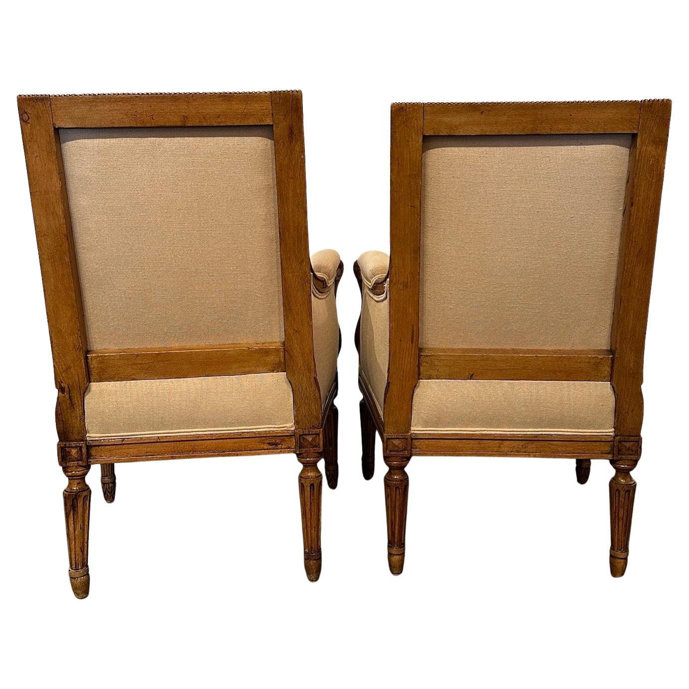 Paire de chaises anciennes en noyer de style Louis XVI Bergere Bon état - En vente à Los Angeles, CA