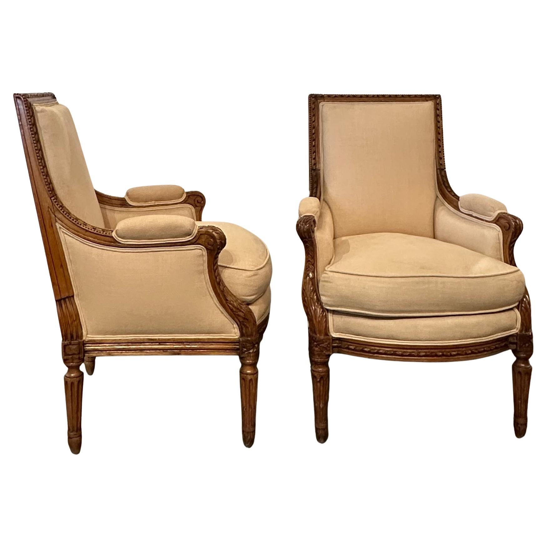 Tissu Paire de chaises anciennes en noyer de style Louis XVI Bergere en vente