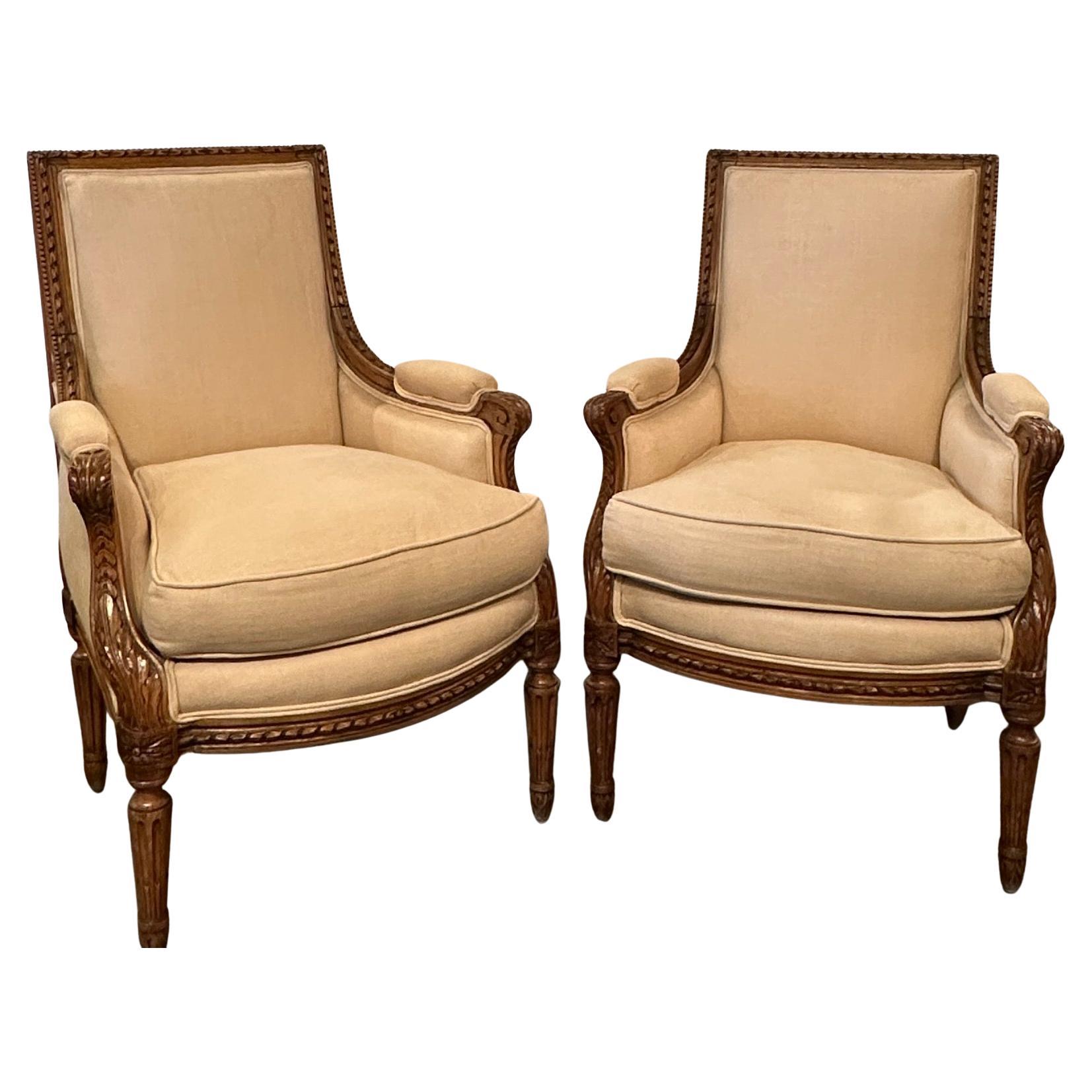 Pareja de Sillas Bergere Antiguas de Nogal Estilo Luis XVI