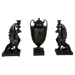 Paire de griffons anciens en basalte noir de Wedgwood encadrant une jarre en basalte noir de Wedgwood