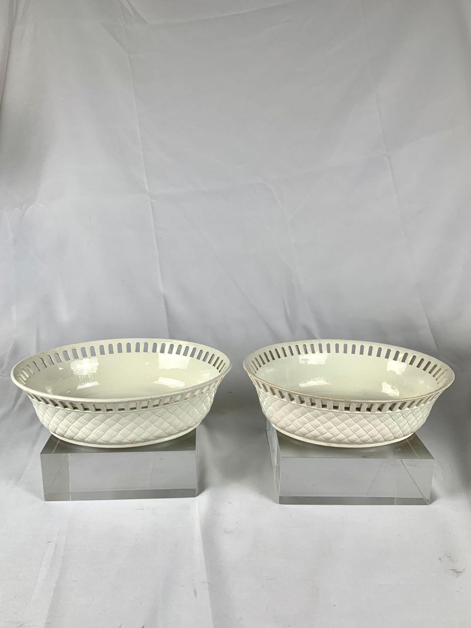 Questa coppia di antichi cestini e supporti Wedgwood è stata realizzata in Inghilterra intorno al 1840.
I cestini e i loro supporti presentano un motivo a intreccio di cesti impresso e bordi ad arco.
Questo stile imita l'intreccio di un cesto di