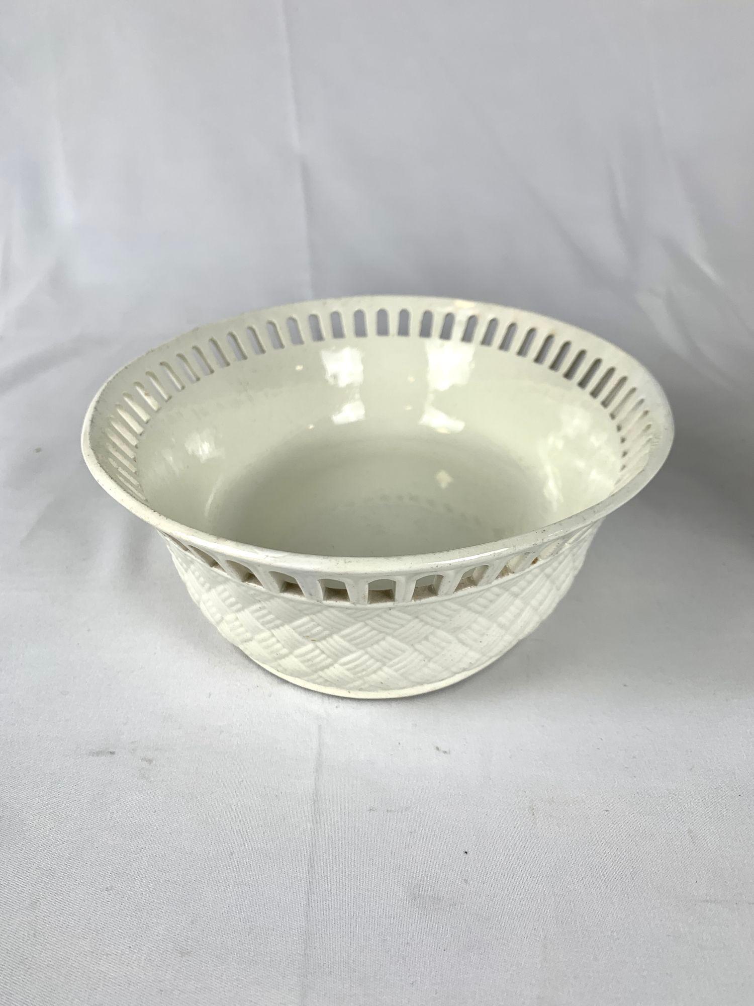 Country Coppia di antichi cestini e supporti in crema Wedgwood, Inghilterra, CIRCA 1840 in vendita