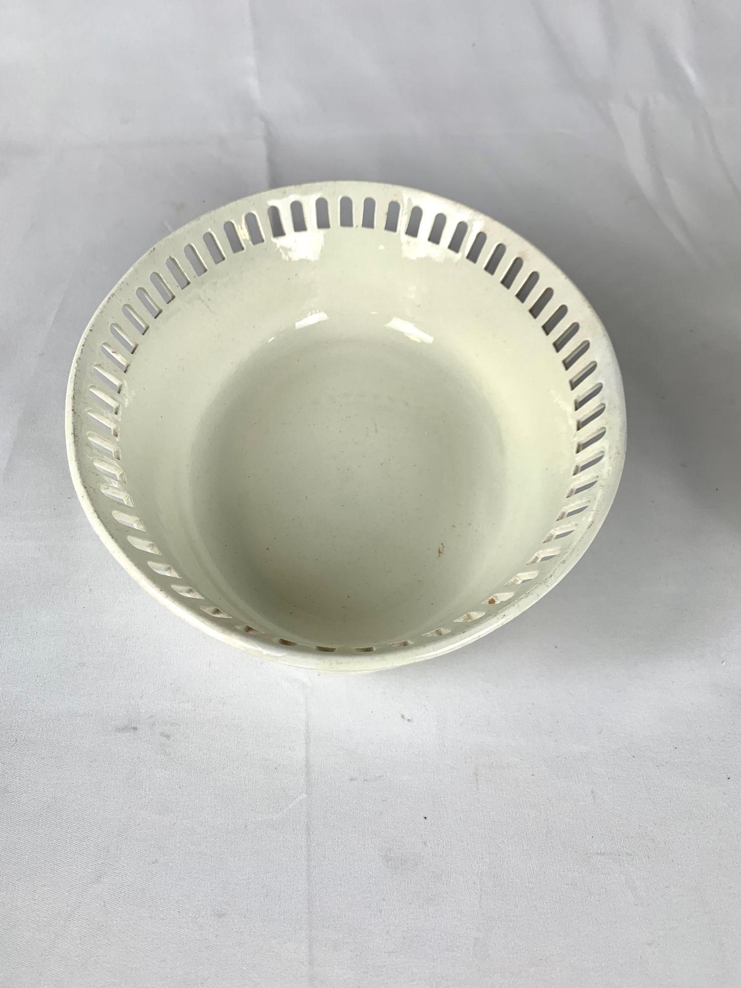 Inglese Coppia di antichi cestini e supporti in crema Wedgwood, Inghilterra, CIRCA 1840 in vendita