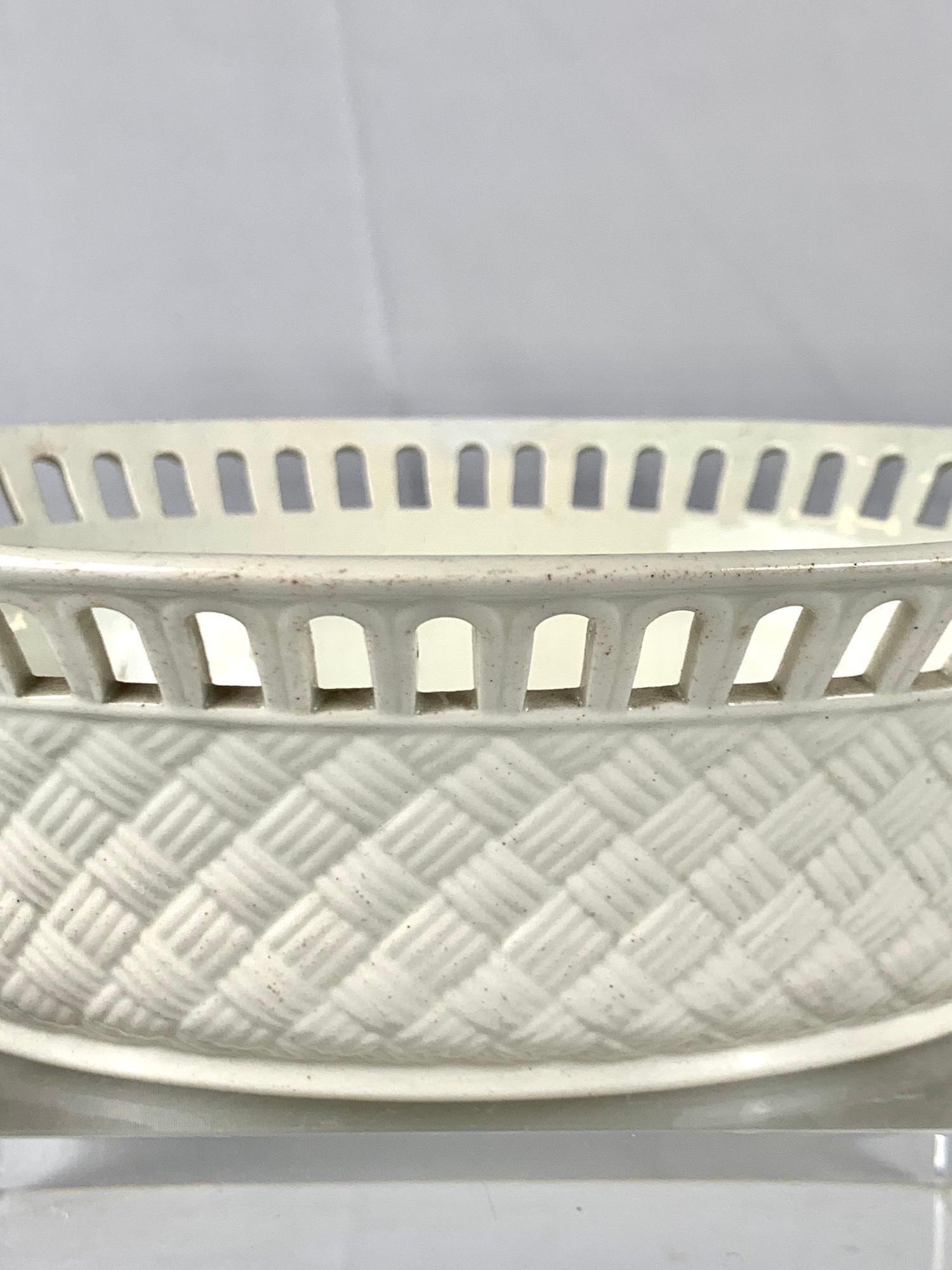 Coppia di antichi cestini e supporti in crema Wedgwood, Inghilterra, CIRCA 1840 In condizioni buone in vendita a Katonah, NY