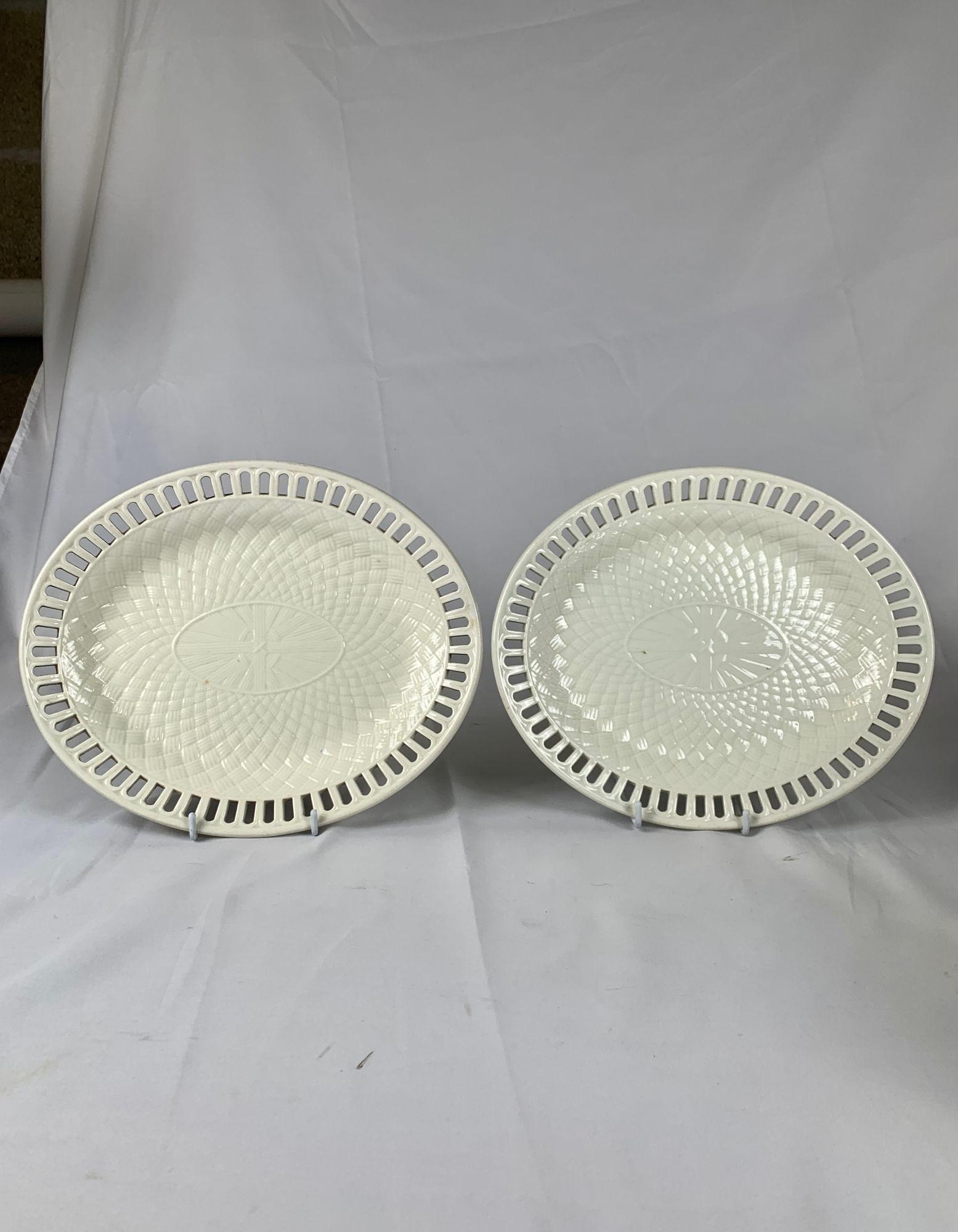 XIX secolo Coppia di antichi cestini e supporti in crema Wedgwood, Inghilterra, CIRCA 1840 in vendita