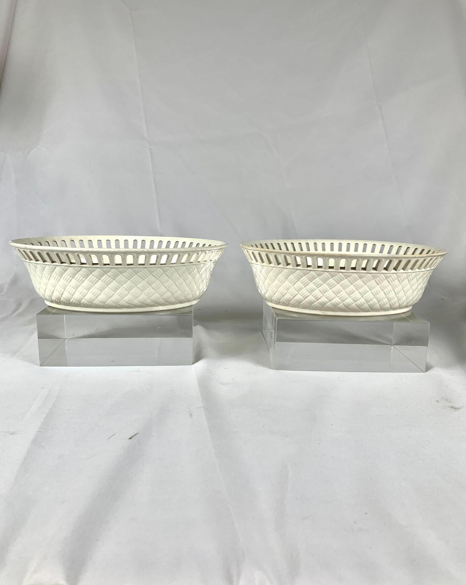 Ceramiche Wedgwood Coppia di antichi cestini e supporti in crema Wedgwood, Inghilterra, CIRCA 1840 in vendita