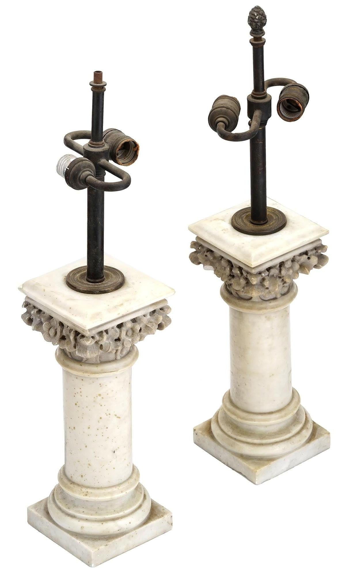 Zwei antike Säulen aus weißem Marmor mit Blumenkapitellen, die Anfang des 20. Jahrhunderts zu Tischlampen umfunktioniert wurden.